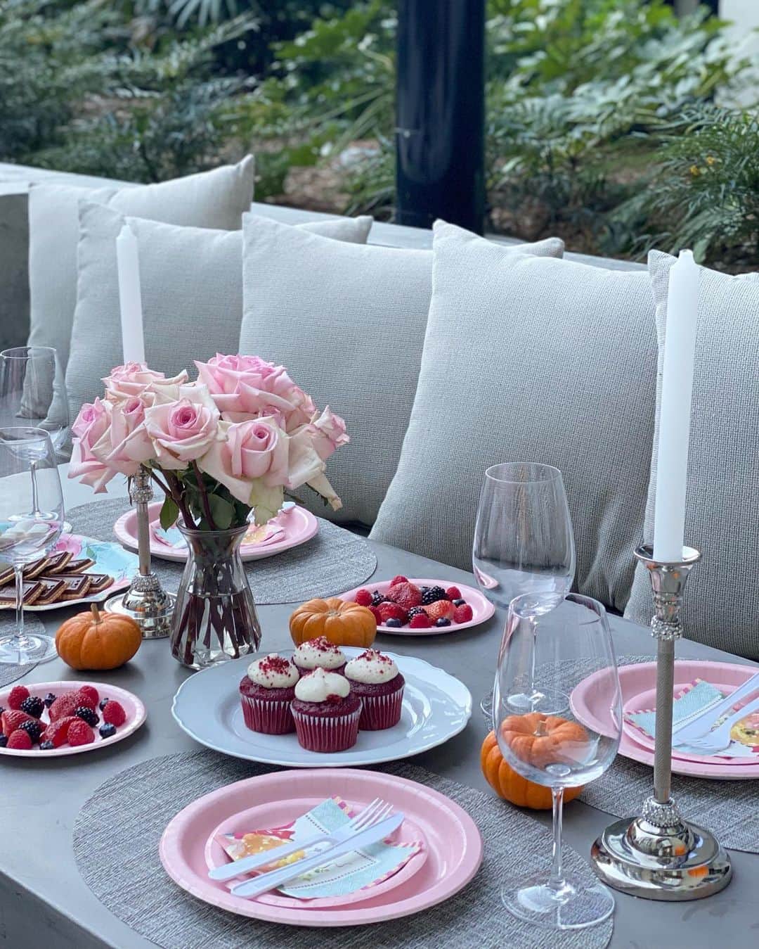 Isakoさんのインスタグラム写真 - (IsakoInstagram)「お茶会🐇🤍🧁 Welcome to my halloween tea party🫖💕 　  仲良しのお友達とのハロウィンホームパーティー🥳 可愛いお菓子をセッティングして私(白うさぎ)が座ると不思議の国のアリス風になりました🙄✨笑  暗くなった頃にバーベキューもスタート✨✨  アウトサイドでのパーティーがLAらしくて可愛い🥰 とっても楽しいハロウィンでした🎃💕 　 　  Welcome to white rabbit's tea-party🐇I had a little halloween home party with my close friends. It was like a scene from "Alice in Wonderland" when we put up the decorations and I sat there. Why the fact is, you see, I was a white rabbit!🤣 　 　 dress @dress_sugar 🐇 　 　    #ハロウィンコスプレ#ハロウィンパーティー#ハロウィン仮装#コスプレ#うさみみ#うさ耳#うさぎ🐰 #halloweencostume#cutecosplay#aliceandwonderland#teapartytime#teapartyideas」11月1日 18時46分 - ichaaako