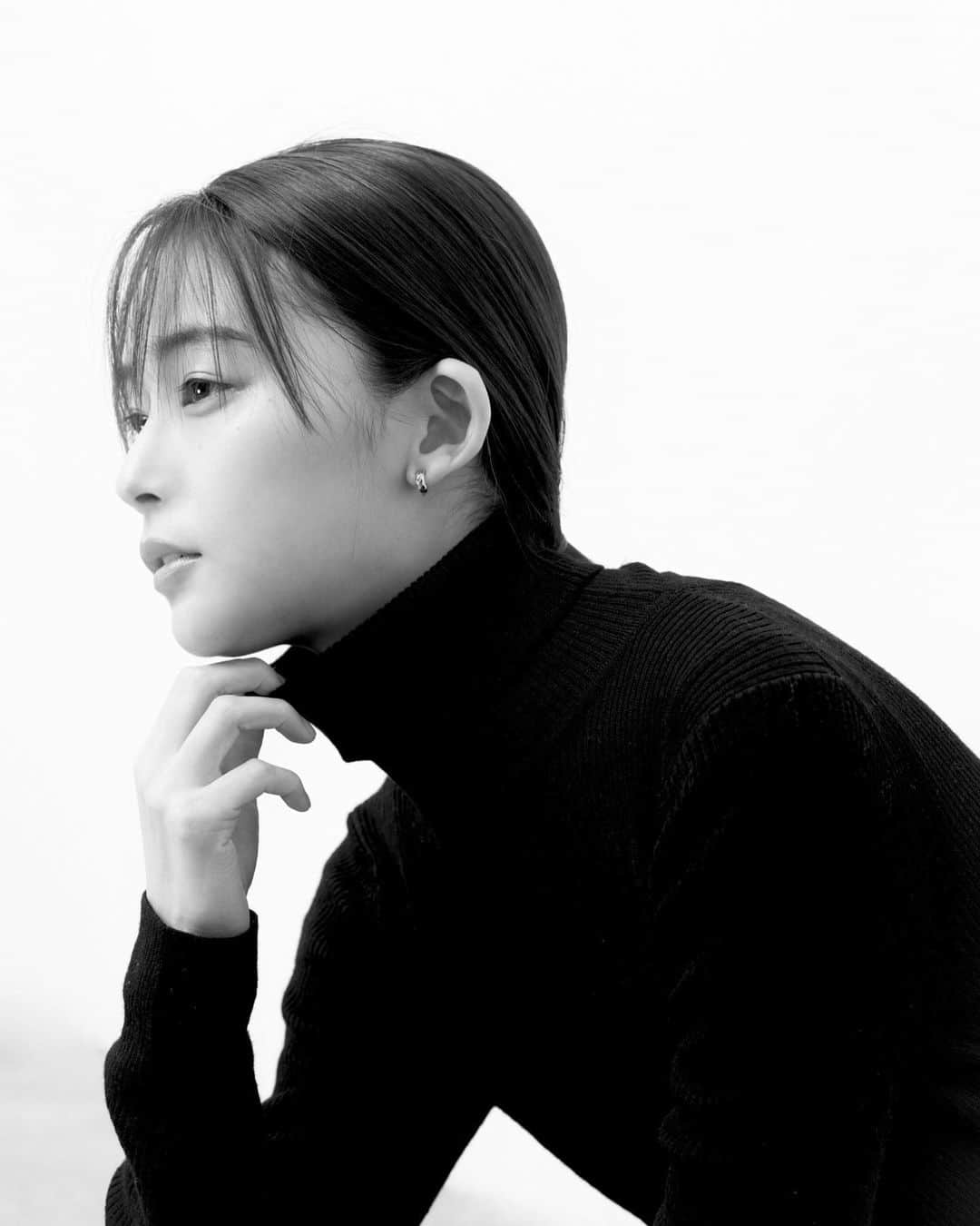安田早紀さんのインスタグラム写真 - (安田早紀Instagram)「📸　@seiichi_uozumi   #モノクロ　#malustudio  #魚住誠一　#うおさんありがとうございました　#うおさんに初めてお会いした時21歳の私にずっと睨まれてたっていうエピソード笑える　#睨んでた記憶ない　#警戒心丸出し　#いまはご覧の通り優しい眼差し　#笑　#昨日はハロウィンでしたね　#息子くんは鏡餅の着ぐるみを着ました　#80しかなくてだいぶピチピチのサイズ感　#とりっとあとりぃとおかしちょうだい　#と叫んでおりました　#かわいい」11月1日 18時55分 - saki.yasuda
