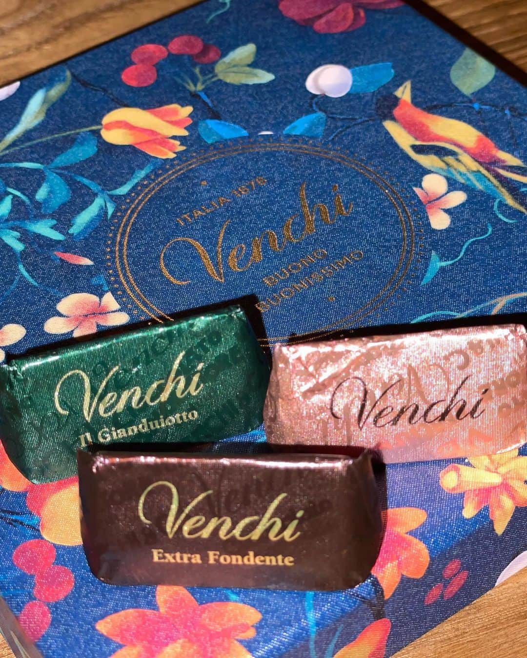 松井咲子さんのインスタグラム写真 - (松井咲子Instagram)「先日、ルミネ大宮にオープンしたチョコレートとジェラートのお店Venchiにおじゃましました！  チョコレートが美味しいのはもちろん、本場のジェラートがもうたまらなかったです♡  わたしが選んだフレーバーは 🍫ジャンドゥイオットベネズエラ 🌿ピスタチオ 🍌バナナスプリット  ちなみにわたしの一推しはピスタチオ！未だに忘れられないあの美味しさ、、  また自分へのご褒美に行きたいと思います🇮🇹 #venchi#ヴェンキ#ルミネ大宮#pr」11月1日 18時49分 - sakiko___official