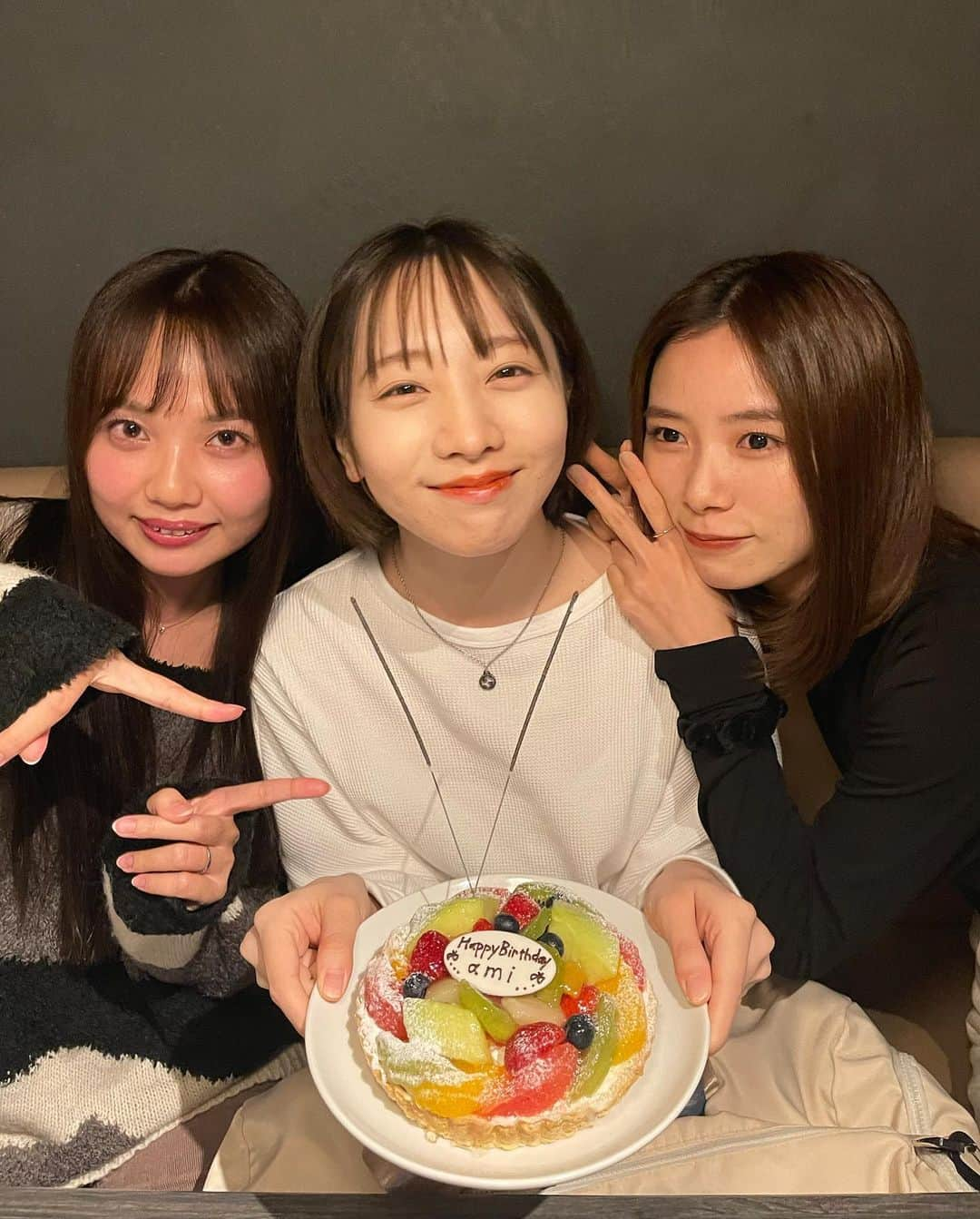 朝日奈央さんのインスタグラム写真 - (朝日奈央Instagram)「先日、愛未のお誕生日をお祝いしました🎂  高校1年生の時に愛未に消しゴムを貸してもらった時から、 10年以上も経つなんてびっくりなのよお🥺  高校生の頃から愛未との楽しい思い出が沢山😆 時に妹のように可愛くて、 時にお姉ちゃんのような頼りある存在です。 心からいつもありがとうう  今年の私のお誕生日をお祝いしてくれた時の写真もアップ😭  最近みんなで集まった時に必ず話すのが、 「やっぱさ定期的に会わなきゃだめだね」 って話すの。笑  友達に会うのって本当に元気もらうのよね。 高校生の頃は大変だった時期も みんなに会えるから通えたみたいな所があったもんなあ。 友達って本当にかけがえのない存在です。  ちょっと話が長くなってしまったけど、 改めて愛未お誕生日おめでとおお🎉 これからも一緒に人生歩むわよお〜 よろぴくねーー🥳」11月1日 18時52分 - pop_step_asahi