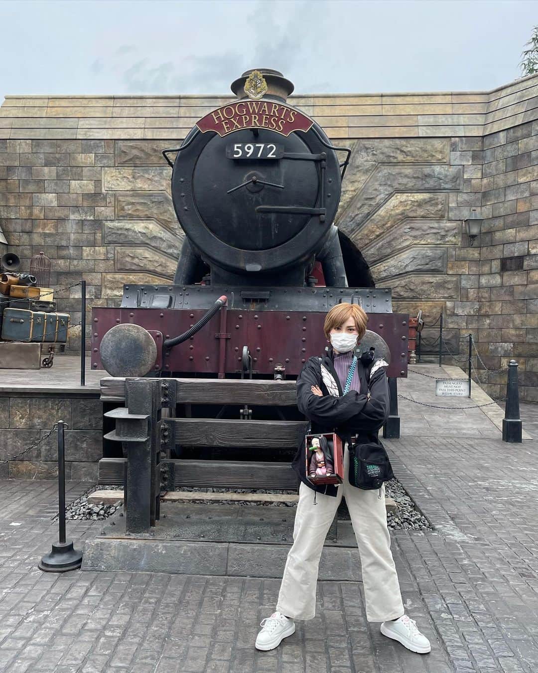 颯希有翔さんのインスタグラム写真 - (颯希有翔Instagram)「USJ✖️鬼滅の刃👹  大好きで在団中も退団後もお世話になりまくってるざわさん#翔我つばき さんとユニバに行ってきましたー💕 この日は鬼滅尽くし！久しぶりのユニバクオリティのアトラクションに若干酔いましたが…🤭笑 鬼滅ライド凄かったです🥺🥺✨  #ユニバ鬼滅の刃  #ユニバーサルスタジオジャパン  #ユニバ 関西の呼び方？ #usj 関東の呼び方？笑 #翔我つばき さん💕 #颯希有翔  #キメカツ 御報告👺 #ホグワーツ特急 がまさかの… #無限列車 🚂のように笑」11月1日 18時54分 - yuto_hayaki