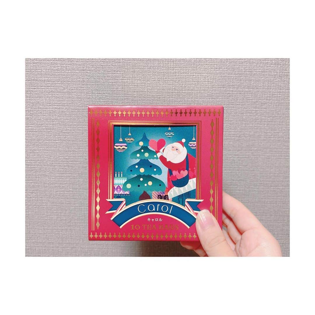 石井奏美のインスタグラム：「今日から11月⛄️  街が一気にクリスマスムードになっていて、紅茶を買ってしまった🫖 実家にいる時、母がよく淹れてくれたので今でも紅茶好きです💡 夏はコーヒー、冬は紅茶飲む率高いかな？  冬はベリー系の紅茶が美味しいです🍓  今年もあと2ヶ月！全力で生きていきましょう🎅✨  今日も1日お疲れ様でした💐🧸」