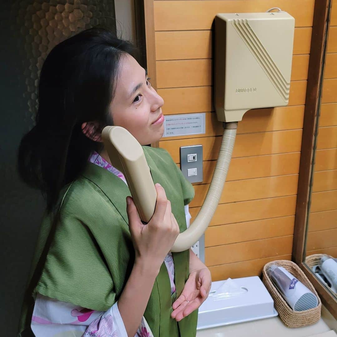 本仮屋リイナのインスタグラム：「旅行先で、電話みたいなドライヤーに出会いました🛀🍃  受話器のように持ち上げると、やさしい風が吹き出します🍃✨  オンオフ、強弱などのスイッチは一切なく、持ち上げると風が吹き、置くと止まるシステムです☺️  #髪乾かすのめちゃ時間かかリイナ #11月はじまリイナ #旅の思い出 #古いものを大切に  #サステナブル」