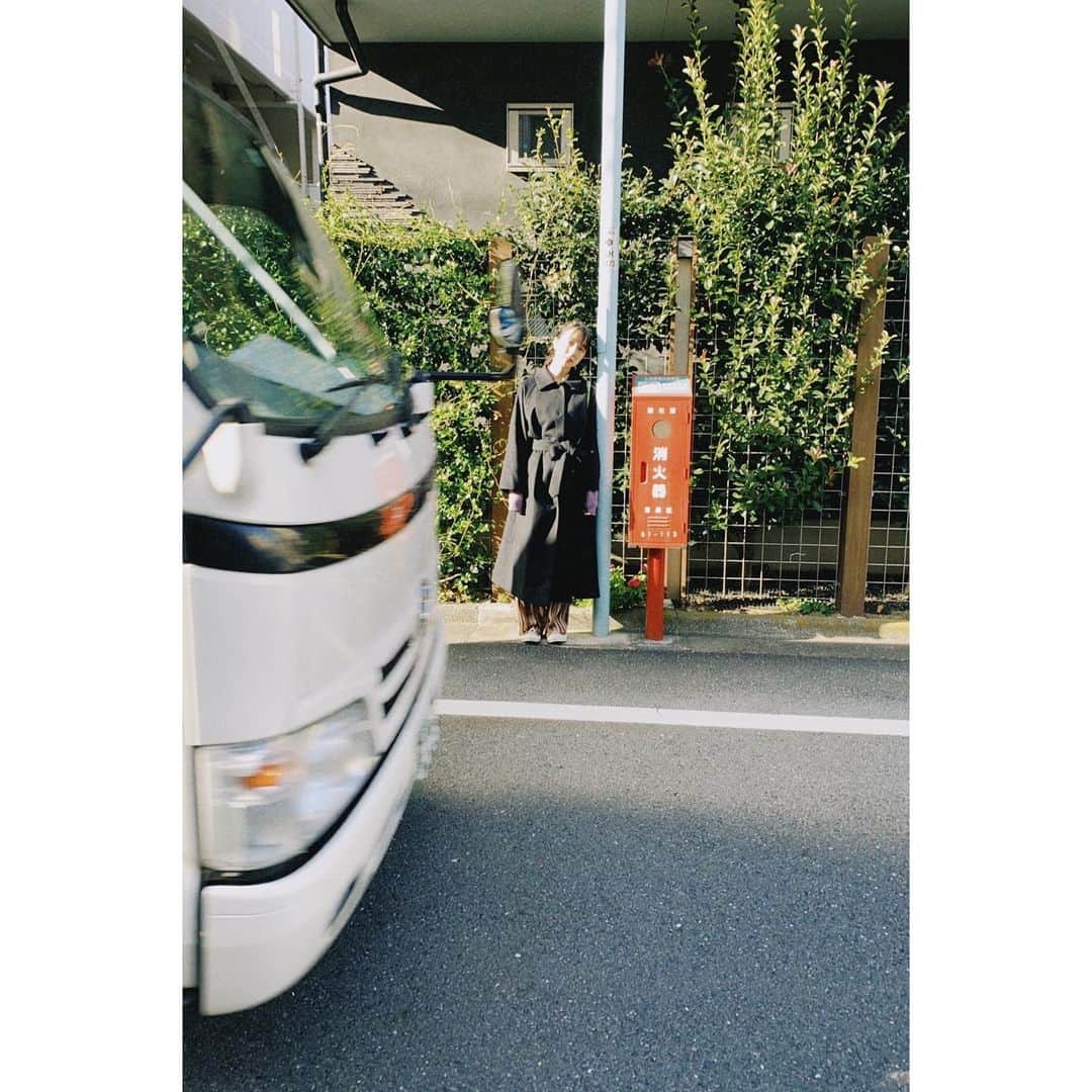 小島梨里杏さんのインスタグラム写真 - (小島梨里杏Instagram)「11月突入ー！✌︎🐮✌︎  今日から撮影で私の大好きな場所に来ております。衣装合わせをしたら、役のイメージがぎゅっと色濃く、ピントが合いました。🎀  もうかれこれ６年くらい前からご縁を感じさせてもらっている地での撮影はいつもわくわくします。  気合入れてあったかい服たくさん持ってきたはいいけど、 全然あったかいなぁ〜☺️  むしろ散歩なんてした日には暑すぎる！笑 やっちまった…と反省から始まる1日目でした👐🏻  最後まで体調万全で頑張ります！  みんなも色々と気をつけて どうかお元気で。」11月1日 19時39分 - r_riria