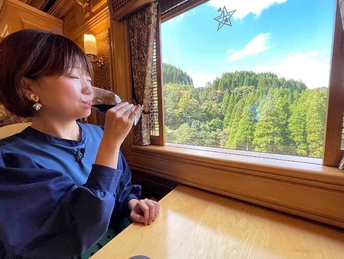 川崎優さんのインスタグラム写真 - (川崎優Instagram)「📺 JR九州さんの豪華観光列車「 #或る列車 」がリニューアル🚞🌟ということで、取材してきました！ 浮かれてお酒を飲んでいたらこういった半目になりましたけど…安心してください、仕事してますよ！ #下戸 #下戸も楽しい観光列車 #お料理もお酒も美味しかった #景色も最高 #おもてなしも素敵   それでは一句詠みます！  下戸だけど いつでも楽しい 来世は酒豪🍶  （「下戸だけど飲むと楽しいので、来世は酒豪になりたいのですが。」という意味。）  列車で味わえる感動のコース料理は… あすのバリはやで！🐔  #おもてなし #バリはや  #FBS #帰り道 #ウトウトして #窓枠で顔を強打 #久しぶりの打撲」11月1日 19時38分 - yuu__noir