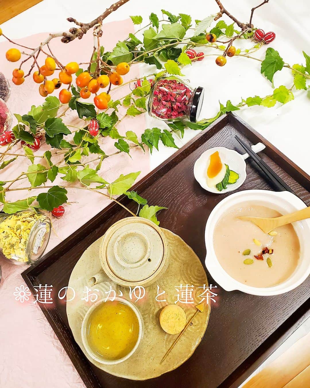 泉田文佳さんのインスタグラム写真 - (泉田文佳Instagram)「୨୧*。 東雲の川沿いにこんなお花畑のようなカフェが😍🌼 @ami_hanabiracha  こちらのカフェで大好評の花びら茶が、 ネットショップでの販売をスタートするということで、 取材に行ってきました～☺️  とってもカラフルで可愛いお茶ですが、 これぜ～んぶ天然の色なんですって😳🌈 そして美容に良さそうな成分もたっぷり！ オーナー自らが産地に赴いて選び、摘み取り、 新鮮なうちに加工・焙煎して作られるそう。  𓂃 𓈒𓏸𑁍𓂃 𓈒𓏸𑁍𓂃 𓈒𓏸𑁍𓂃 𓈒𓏸𑁍𓂃 𓈒𓏸𑁍  ネットショップで注文出来るのは、  𒊹︎︎︎花びら茶 × 4種類 ・いちじくの葉茶（ドライいちじく入） ・笹の葉と金糸梅の花びら茶 ・ブルーベリーの葉茶 ・蓮の葉と蓮の花びら茶  𒊹︎︎︎蓮のおかゆと蓮茶のセット  𓂃 𓈒𓏸𑁍𓂃 𓈒𓏸𑁍𓂃 𓈒𓏸𑁍𓂃 𓈒𓏸𑁍𓂃 𓈒𓏸𑁍  【花びら茶】は、 どれもクセがなくまろやかな甘味で飲みやすい☺️ 茶器の中で花びらや果実がふんわり揺らぐのを眺めながら 飲むのもまたリラックスです、、😌♡  ちなみに初回の方に限り、 2種類の花びら茶を選べるお試しセット(送料無料) も数量限定であるそうですよ♫︎  続いて【蓮のおかゆと蓮茶】のセット。 まず蓮のおかゆなんですが、 レンコンパウダーと米粉を配合したパウダーのみで作られていて、 水を加えてお鍋で7分コトコトするだけで出来上がります！ 美容・美肌・ビタミンC・抗酸化作用・免疫力UPが期待されているそう。 パウダーなので粒感などなくなめらかな口当たりで、 お子さまからご年輩の方まで食べやすいお味でした💮  こちらに、ノンカフェインの蓮茶がセットになっています🍵 花粉症や鼻炎、喘息などといった症状が気になる方にオススメだそう。  ネットショップへは、 @ami_hanabiracha ←プロフ欄のリンクから公式HPに飛ぶと、 購入サイトに行きやすいかなと思いますのでぜひ☺︎︎  ちなみにカフェメニューもすっごく素敵なので、 また改めてご紹介させてください🥰  #お茶カフェami#広島#広島カフェ#広島グルメ#広島ランチ#広島お取り寄せ#お取り寄せ#花びら茶#花茶#お花好き#健康#漢方#ハーブティー#ノンカフェイン#お粥#フラワーティー#美容#免疫力アップ#花粉症対策#喘息」11月1日 19時52分 - izumida.ayaka0212