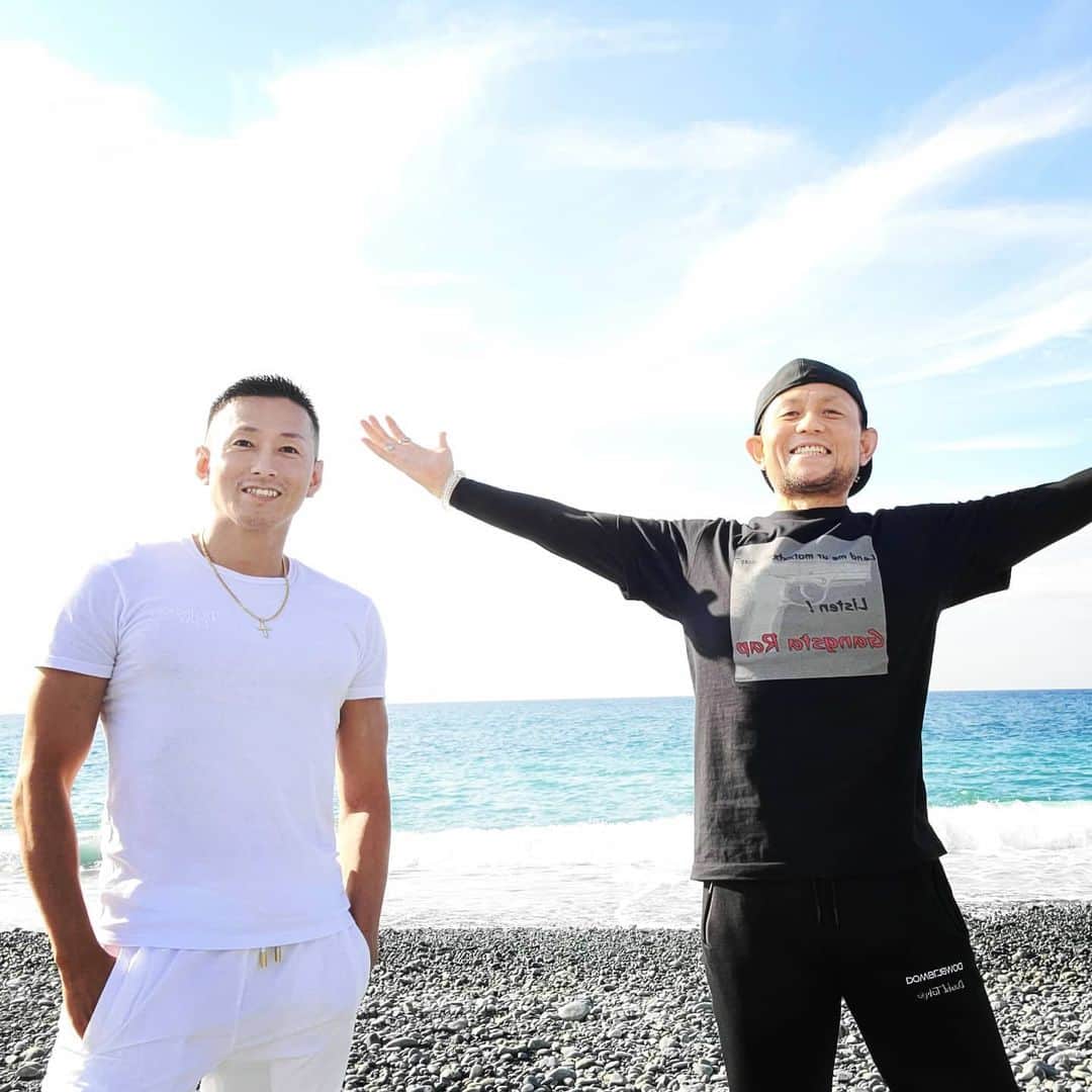 黒石高大のインスタグラム：「今日天気良くて暖かいし絶好の海日和 アニィの選曲で音楽聴きながら ぼーっと海眺めて最高な時間でした 舞台の稽古中も本番の時も何回も心配して連絡くれたり舞台終わってからは しょっちゅう遊び連れてってもらったり相談のってもらったりメチャメチャ嬉しい  てか髭伸ばしてたんだけど なんか子供の書くドロボーの絵みたいだし似合わないから剃ることにした 勝手に剃れよって話しだよね(笑) #海 #ドライブ #的場浩司」