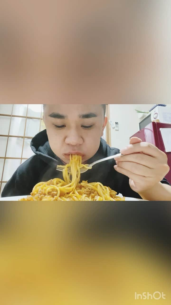 藤本秀星のインスタグラム：「オカン直伝のミートスパゲッティを食べるだけの動画  #ミートスパゲッティ #パスタ #自炊」