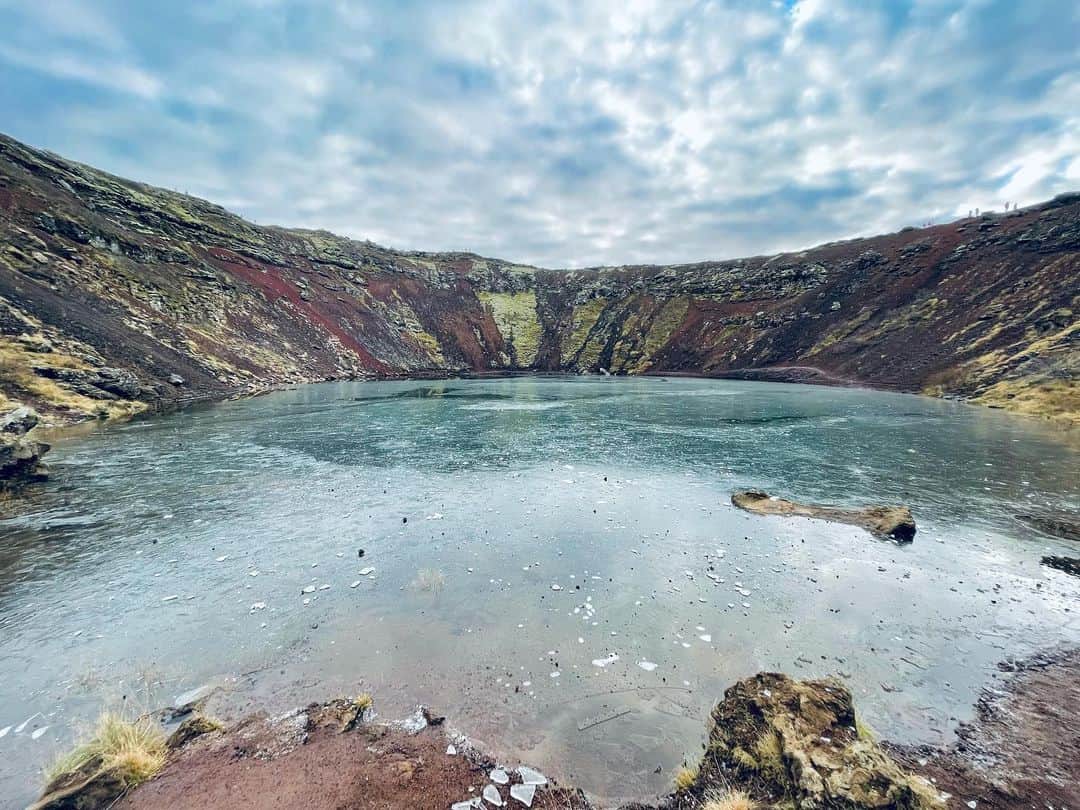 坂井幹さんのインスタグラム写真 - (坂井幹Instagram)「. . 大自然でリフレッシュ🌿🇮🇸 . . #iceland #アイスランド  #kerid  #ケリズ火口湖  #dayoff」11月2日 6時19分 - motokisakai16