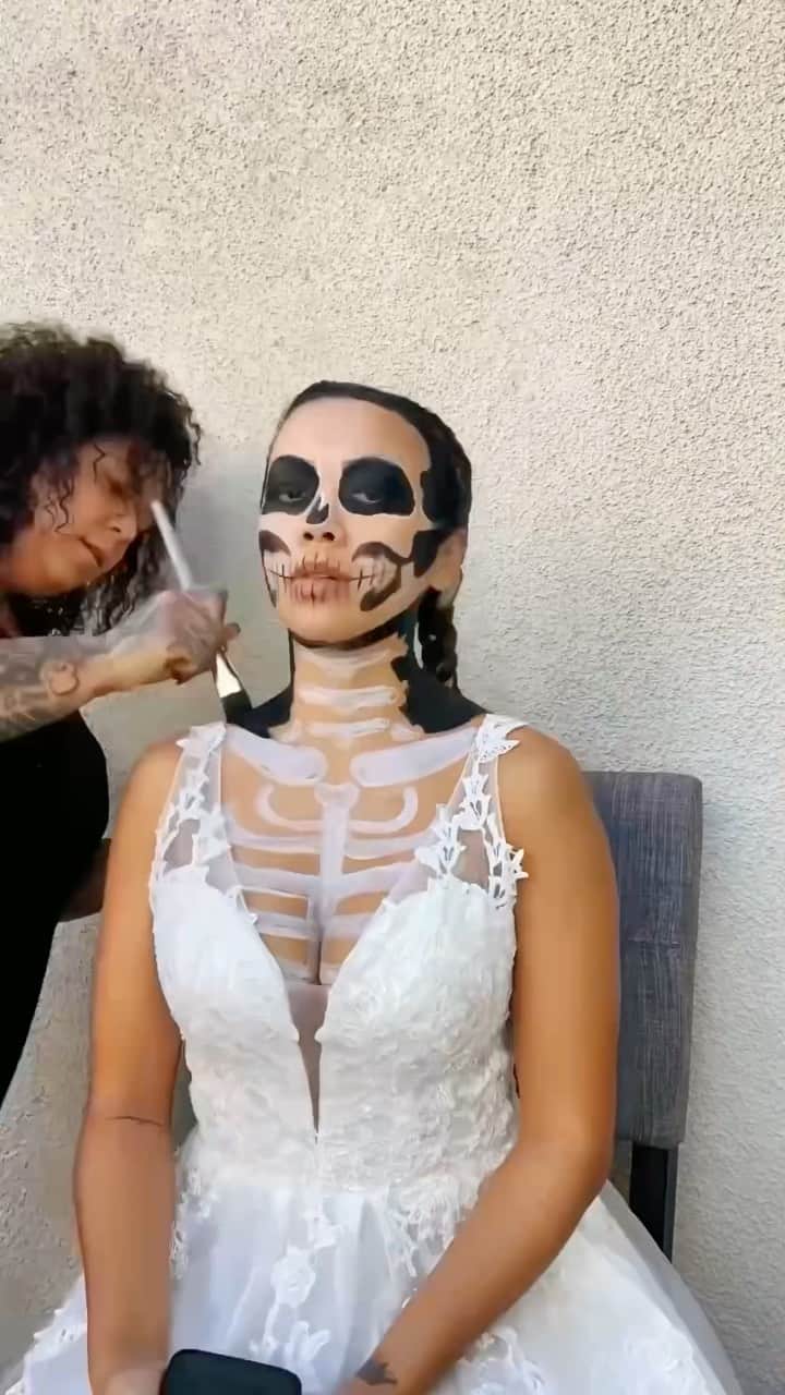 リアン Vのインスタグラム：「Last Halloween post! The work behind our skeleton costume took a total of 5 hours! 👩🏻‍🎨💀🔥 Thank you to my talented friend @nicholerayartistry for transforming us! 😍 One of the most epic costumes we’ve done yet! 👏🏽」