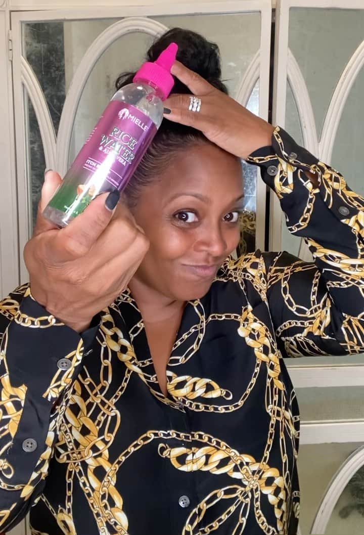 ケシア・ナイト・プリアムのインスタグラム：「Let's talk about the infamous head pat. You know exactly what I'm talking about. The weather is changing and I know I am not the only one who's scalp gets a little drier around this time of year. To help me care for my itchy scalp I have fallen in love with the @mielleorganics Rice Water & Aloe Itch Relief. The aloe is so calming and soothing 😍. It's back in stock on mielleorganics.com - so hurry to go grab yours and tell @exquisitemo I sent you. #Ad」