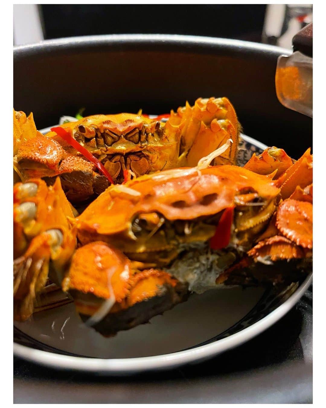 吉竹史のインスタグラム：「上海蟹！！✨✨シーズンぎりぎり終わりらしく、滑り込めました✨  激ウマです✨✨やはり蟹は小ぶりが味が濃くて最高✨  みなさまカニアレルギー、やはり克服してました、私！ よっしゃぁぁぁ！ 調子に乗らず、これからも少しずつ食べていきます⤴︎ 久しぶり、、５年ぶり？に食べた蟹の味は、涙出るほど美味しかった😭😭😭✨  ハロウィーンは、私はカボチャではなく、赤みがかったオレンジの蟹をいただきました🤣  #上海蟹　#蟹」