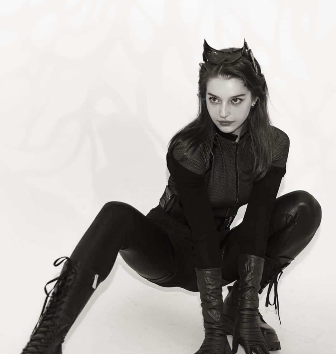 アンジェリーナ・ダニロヴァさんのインスタグラム写真 - (アンジェリーナ・ダニロヴァInstagram)「Feline myself. Catwoman teamed up with Lara Croft to save the town from bad guys, once again. No sign of Batman whatsoever..🐈‍⬛🖤🎃🦇🕸 #purr #meow #catwoman」11月1日 22時17分 - angelinadanilova