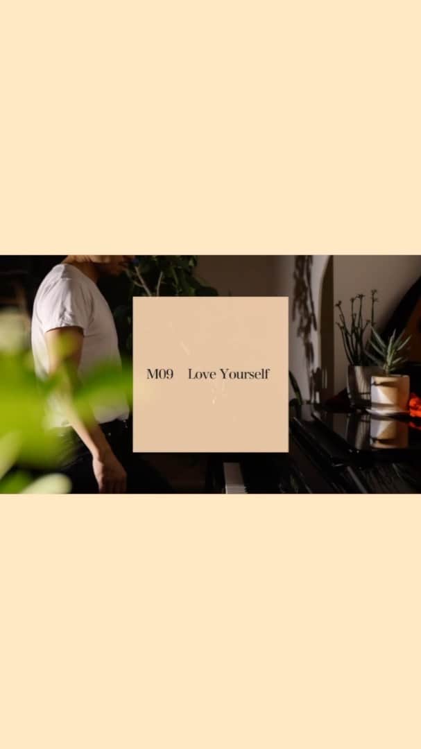 のインスタグラム：「アルバム「Darling」からLove Yourselfの弾き語りバージョン。  愛することがしたいという曲が生まれたとき、人を愛することを唄ったんだけど、自分を愛することも大事だね、って思って書いた曲。 Love Yourself  さて今回のアルバムレコーディングで制作秘話的なことを一つ挙げると、 事務所に所属してからずっと、歌のレコーディングは、スーパープロデューサー中山千恵子さんがディレクションをしてくれるんですが、 今回のアルバム制作で、新しい試みというか、コロナの感染対策でもあるんだけど、リモートレコーディングをしたんですね。  僕は都内のスタジオで歌い、千恵子さんは海の見えるご自宅からリモートで歌のアドバイスやいいテイクを選んだりして、ね、これすごい未来的でしょ。ネット環境やアプリの進化でできるようになってきたわけですが、でもやっぱり、そんな離れ離れな環境でもより良い仕事ができるって スーパープロデューサーだからこそ出来ることだと私は思います。 ちゃんと海が見える部屋からの風や景色を僕の歌にも乗せちゃってるんですから。 このアルバムにぴったりなリラックスしたナチュラルなエッセンスが、こんな側面からもプラスされてるんですねー。  千恵子さんも意外とやりやすかったらしく、これは今回大きな発見でした。  @chinet0321  いつもありがとうございます😊」