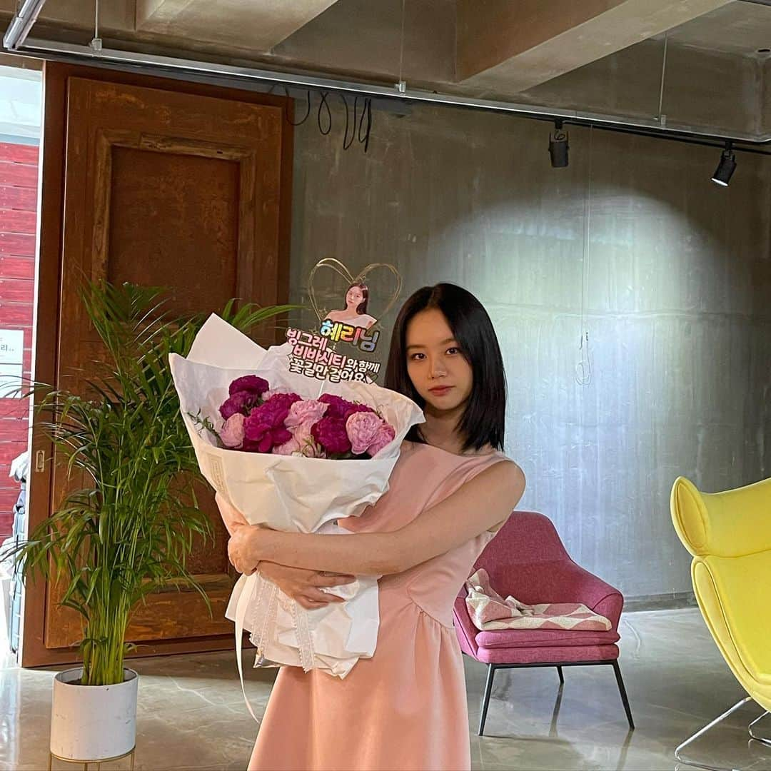 ヘリ さんのインスタグラム写真 - (ヘリ Instagram)「꽃길만 걸어요 🌸💖」11月1日 23時13分 - hyeri_0609