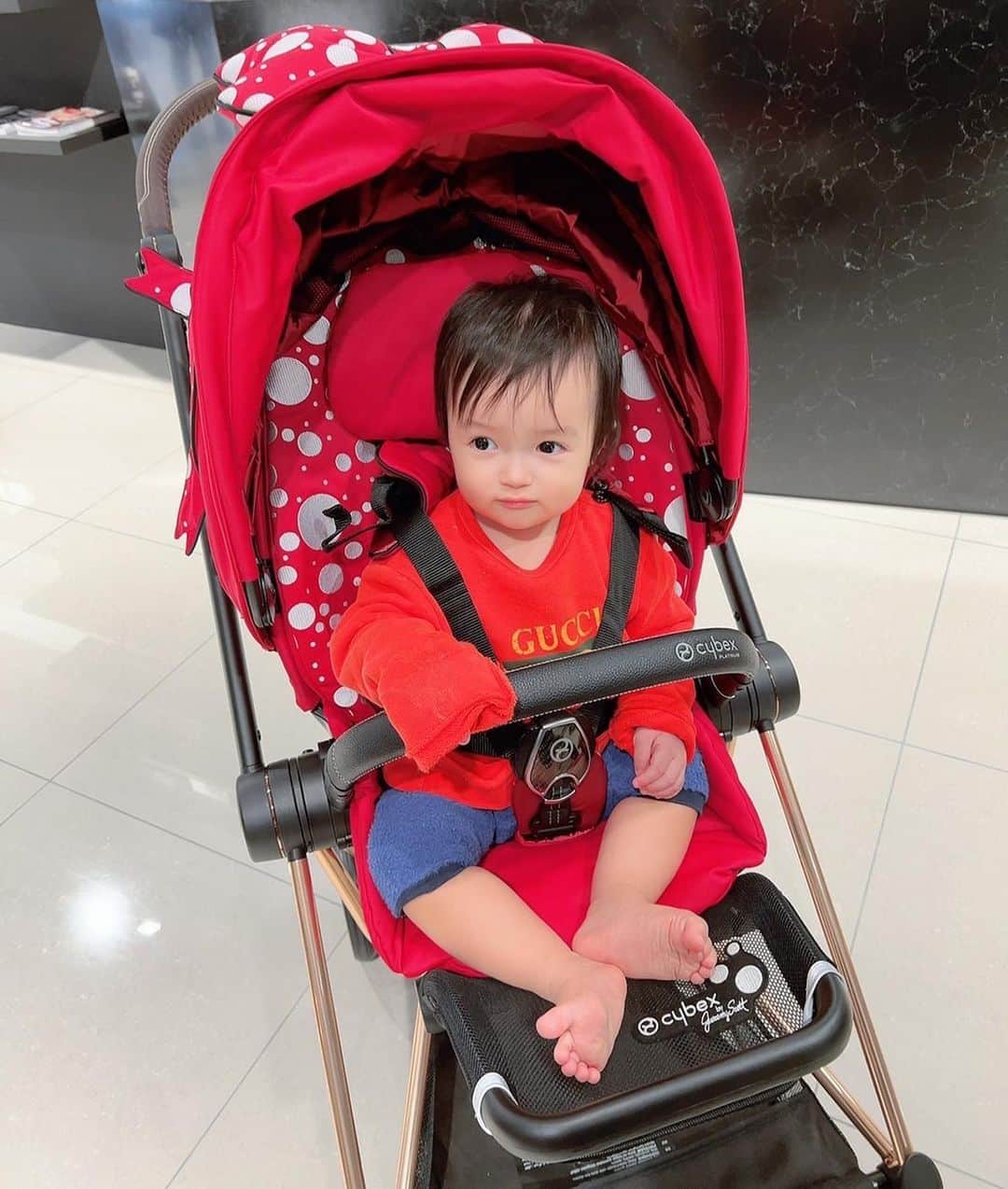 アレクサンダーのインスタグラム：「ベビーカー買いました❤️ 美人ちゃん似合ってんだな❤️ 💋❤️ #ベビーカー」
