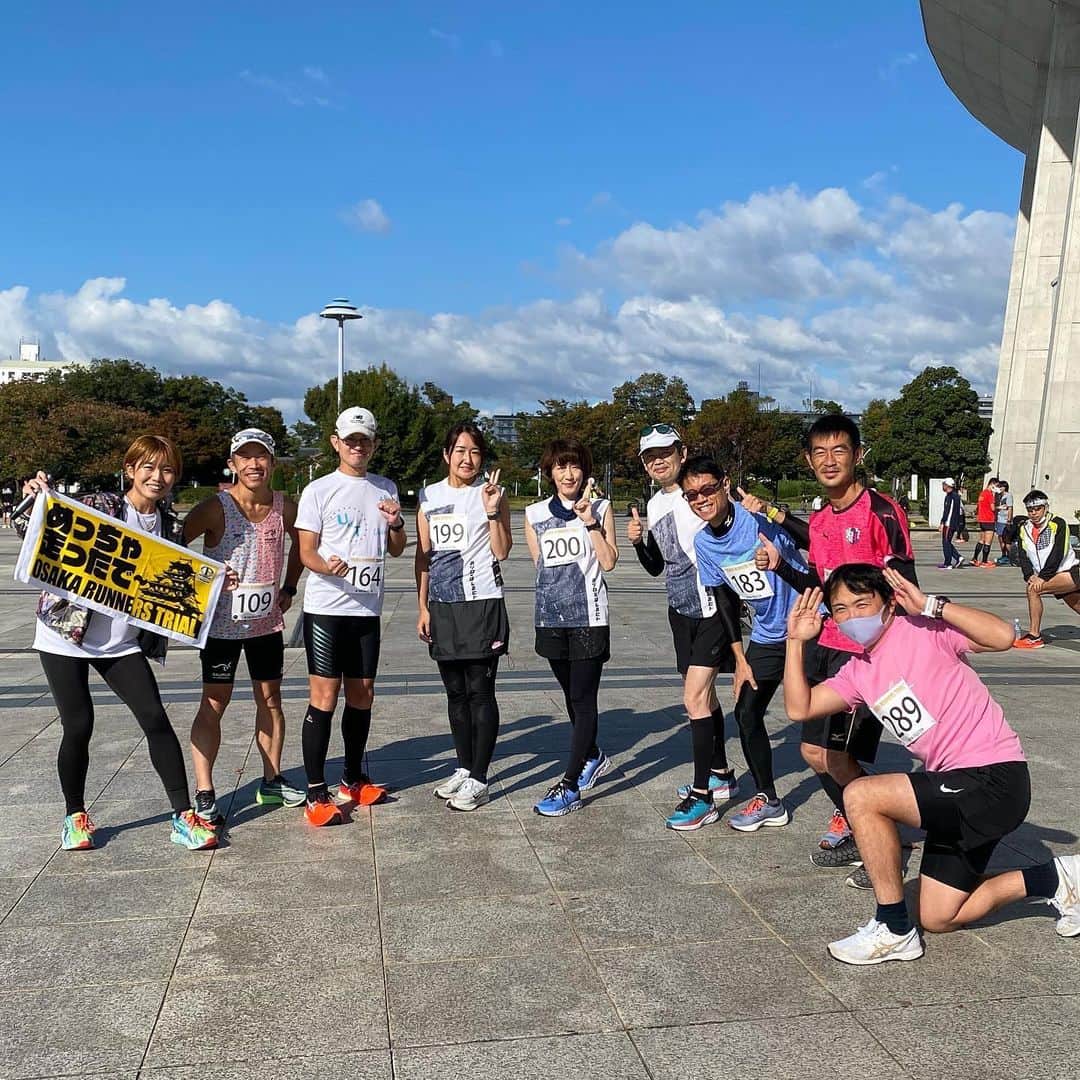 きゃっするひとみーさんのインスタグラム写真 - (きゃっするひとみーInstagram)「【走り納めにも！！大阪ランナーズトライアルのお知らせです！】  12.25 土曜日（土曜日開催、嬉しい方多いと思う！次の日お休み！！）に大阪の長居公園で行われる、 #大阪ランナーズトライアル　というハーフマラソンと、30km、2.8kmチャレンジランがある大会です😍 前回10月に行い、今回が2回目✨（前回大会の模様は、　#大阪ランナーズトライアル でみてくださいね😚）  こちらの大会にMCで参加します😍❤️✨  年内最後の力試しに😍✨ 年明けにフルマラソン、ハーフマラソン控えてる方に！！ 今回は30kmの部もあるので、しっかり距離走したい方にもおすすめ。  調整レースにもいい感じで使えるのはもちろん、周回コースなので自己ベストも出やすい😍❤️✨ （ペーサーいたほうがいい！の意見多ければ、ペーサーも用意したいと勝手に思ってます🙌） ▶️30kの部！！！ ペーサーつけます！！ 4:00 →サブエガ対策！  4:15 →サブスリー対策！  4:55 →サブ3.5対策！  5:40 →サブフォー 対策！！  ハーフ、30kmには大阪国際女子マラソンの資格タイムのペーサーもおり、今シーズン絶対とりたい女性ランナーも必見大会です！！ （公認ではないです）  初心者の方はもちろんですが、沢山のランナーさんが集まりますように✨  わたしは1日喋り倒します！😍✨走りたくなるやろな😂✨  そして！！！前回大会でも好評やった参加賞タオル😚 【めっちゃ走ったで〜タオル🙌】今回も参加賞です🙌❤️❤️これだけでもゲットしにきて欲しい😂（走ってね❤️）  わたしはクリスマスということで、ご想像とおりの格好で登場します！😍✨🙌🙌  エントリーは、わたしのトップページにリンクを貼ってます！ 詳細はこちらです✨✨  ------------------------  【ハーフマラソン】  男女ともに4000円  1部　ハーフマラソンを1時間40分以内で走れる方（10:00スタート） 2部　ハーフマラソンを1時間40分以降で走れる方（10:05スタート）  【30kmレース】  男女ともに4500円  1部　フルマラソンをサブ3～サブ3.5相当で走れる方（9:30スタート） 2部　フルマラソンをサブ3.5～サブ4.5相当で走れる方（9:35スタート） 3部　フルマラソンをサブ4.5以降で走れる方（9:40スタート）  【2.8kmチャレンジラン】 2000円  ＜新型コロナウィルス感染対策について＞  新型コロナウィルス感染対策についてガイドラインを策定し、遵守するとともに下記に示す通り対策いたします。  ◆大会中止判断について 緊急事態宣言などにより、イベント開催の自粛の要請があった場合は直ちに開催を中止し、HPなどにて告知いたします。  ◆三密防止対策について スタート時間をずらし、受付時間、着替えや密集する状況を回避します。 募集人数を500人以下に設定し、各時間帯に300人以上が滞留しないようなスケジュールにします。  ◆運営について スタッフと参加者との直接的な接点を減らします。 運営上やむを得ない場合はフェイスシールドや透明アクリル板などで仕切りをつくります。（受付、記録証発行、給水）※給水は個別包装されたものを配布。 アルコール消毒、マスク配布などをおこない、着替えスペース、手洗い場、トイレなどはこまめに消毒します。  ソーシャルディスタンスの看板を複数設置して、密集することのないように注意喚起を徹底します。 スタッフ、参加者すべてに問診を実施して異常がある方は参加を取りやめていただきます。  #フルマラソン #マラソン大会  #マラソン初心者  #金沢マラソン #富山マラソン #ぐんまマラソン #下関海響マラソン  #富士山マラソン #ランナーズ  #フルマラソン完走への道 #フルマラソン挑戦  #フルマラソンの準備 #サブフォー  #ランニング #ランニング初心者  #ランニング女子   #大阪ランナーズトライアル」11月1日 23時39分 - takaxjumppp