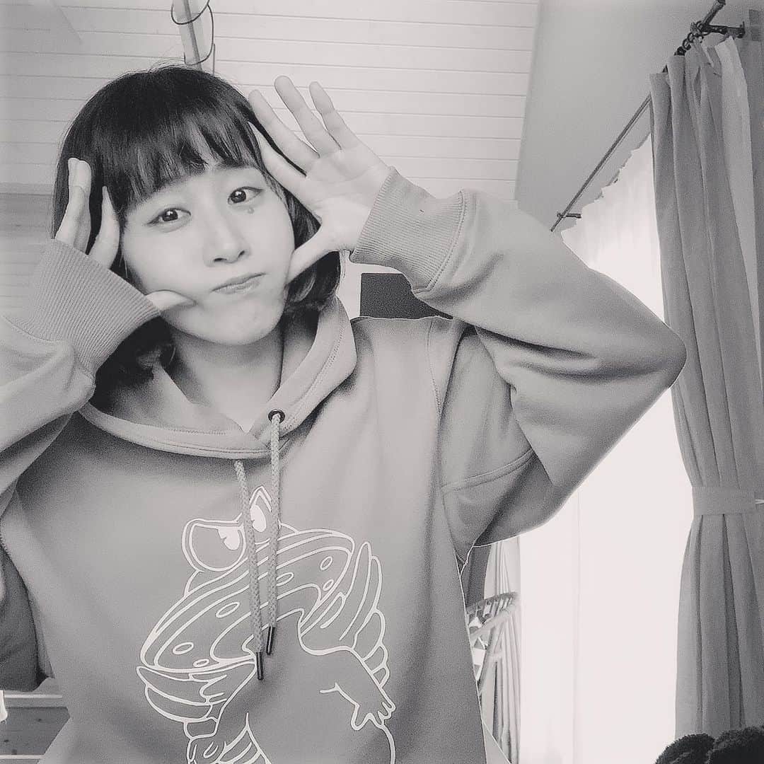 のインスタグラム：「GUと大好きなUNDERCOVERコラボ、こんなお手頃価格でいいんですか…ありがとうございます先生ェ😭ゆうて、久々に服爆買いした😌👗ちょうどほしかったベージュ系😌 ブルゾンも追加でポチてもた。  #gu #undercover  #レディースよりメンズ好き🙃 #服買うの久々 #ポチラー #オーバーサイズ で #冬支度 #円盤顔星人🛸キリッ」