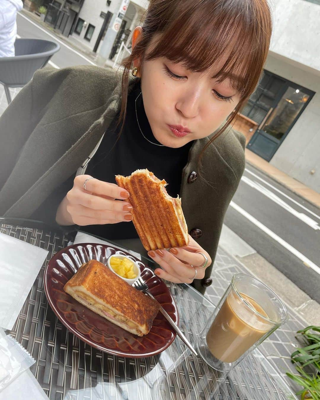 鈴木愛理さんのインスタグラム写真 - (鈴木愛理Instagram)「✴︎ #弟カメラ  日曜日は母と弟と満喫しました☺︎✌︎  まず朝イチから母が行ってみたかったというお洒落なカフェで、カフェラテとホットサンドとか頼んじゃって〜☕︎  コーヒーもホットサンドも めっちゃめちゃに美味しくて幸せだった😭🤍  #半分に切って #みんなでシェアしたので #ホットサンド3種類も食べれた😋  ※私はいつもの通り、こだわりのアイスカフェラテを頼んだんだけど、絵的にホットカフェラテにして欲しいという母からの要望で、なぜか私の前にはホットカフェラテがあります。これは写真用です。笑  この日に着てたアウターは 後輩のりなぷーのブランド @poff_official のものです🍁  可愛い🤗  #弟はめっちゃ写真を撮ります #しかもなんかめっちゃ上手いです #ちなみにそんな弟は #最近毎日エアロバイクに乗って代謝をあげているそうです #笑」11月2日 0時19分 - airisuzuki_official_uf