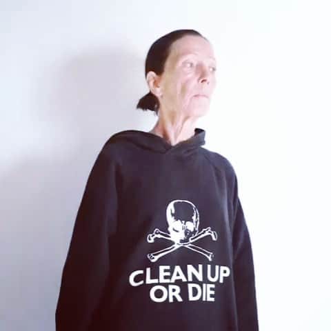 キャサリンハムネットのインスタグラム：「Katharine speaking @circa.art - ‘It’s crunch time. We have to get out of fossil fuels now. Or we’re all dead. Clean up or die.’ #savetheworld #katharinehamnett」