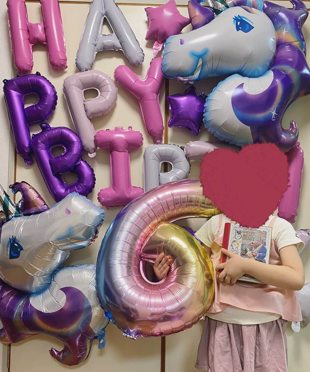 熊田曜子さんのインスタグラム写真 - (熊田曜子Instagram)「次女　6歳のお誕生日🎉 自宅の飾り付けは @fam.fam.fam2018  ユニコーンのバルーン🦄 本人が選んだよ🎈 膨らますのは長女もお手伝いしてくれたの👧  #三姉妹　#お誕生日　#次女　＃6歳　#元気で何より　#健康第一　#飾り付け　#バルーン　#風船」11月2日 0時43分 - kumadayoko