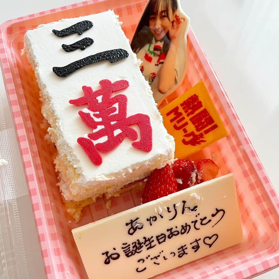 須田亜香里さんのインスタグラム写真 - (須田亜香里Instagram)「【#熱闘mリーグ 】 麻雀の番組なのに、実際にはない十萬という牌を作ってしまう番組スタッフさんの果てしない愛を感じました❤️  この日は楽屋入った瞬間もhappy birthdayのバルーンでびっくり🎉 愛がいっぱい…本当にありがとうございます！！  番組終盤にはケーキでお祝いしていただいたのですが、完全サプライズで私は気を抜いていて面白くないコメント連発して、めちゃくちゃ反省しました😂 「30歳は短く気の利いたコメントをできる人になりたい。」という新しい目標ができました(笑) そして、この番組きっかけで出逢えた麻雀と、もっと仲を深めたいです❤️‍🔥  いつもは毎週日曜深夜にテレビ朝日とABEMAで放送なのですが、今回はイレギュラー放送でABEMAビデオのみの配信回でした！ぜひ観てね💓  #麻雀ケーキ #麻雀 #abema #mリーグ」11月2日 1時01分 - akarisuda
