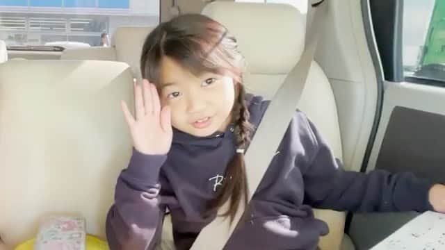 れのれらTVのインスタグラム：「【父娘】おパパとデートしよう！巨大な藁の恐竜と巨大パフェデートに密着！れのれらTV【#1769】  https://youtu.be/uTUvPYDa_lw  続きはYouTubeで☝️❣️  #れのれらTV #パパとデート」