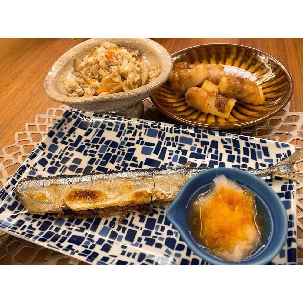 森麻季のインスタグラム：「11月🍁  このところのモリごはん  秋刀魚、鮭のホイル焼き、白菜のミルフィーユ鍋… 季節ですね  最後はスペアリブ コトコト煮込むのも秋冬は増えますね  #11月 #モリごはん  #久しぶりのご飯投稿」