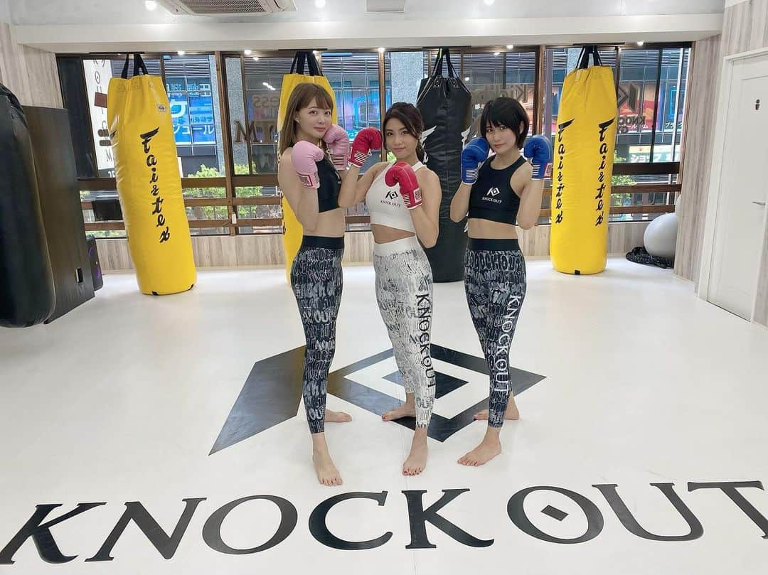 来栖うさこさんのインスタグラム写真 - (来栖うさこInstagram)「🦵✨  KNOCK OUT GYM 調布 またまた行ってきました💓  今回は、みいさんも一緒✌︎✨  前回より動けたと、おもう！w  だんだん出来るようになるのは ほんとに楽しい╰(*´︶`*)╯♡  コンビネーションも色々 やらせて貰ったんやけど、 目線を意識したり 次の動きも意識したり…  これを試合の中で 常にやっている選手の凄さに感動  🥸すごすぎぃぃ✨✨✨✨  #来栖うさこ  #齧り付きたいお尻 #愛媛県産グラドル #グラドル #グラビア #ショートカット女子 #お尻 #model #cosplayer #knockout #knockoutgym #キックボクシング #七海 #結城みい  #調布」11月2日 15時03分 - kurusu_usako