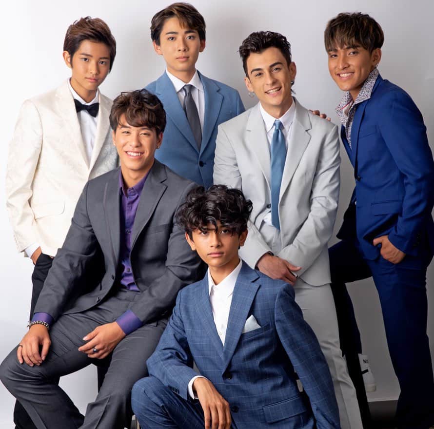 高澤笑大郎のインスタグラム：「Hi I’m Shotaro!👋   I wanted to make an announcement for you! I became one of the members on Hawaii’s newest boy group “CROSSINGRAIN”!  About 7 months ago I got an invite and started my journey by practicing singing, dancing and dreaming. We are practicing hard together and still doing our best to reach our goals.   Anyways the announcement I wanted to talk about is our new Crossing rain app! (LINK IN THE BIO‼️)  The Crossing rain app contains photos, videos, our latest up coming music, merchandise, our tour dates and a lot more. You can sign up to get in but also you can buy an premium membership witch gives you more fun contents. You can like and comment on our post if you would like to support us.  Thank you so much for reading all the way down! We really appreciate all your support and love. I really hope that we can reach out to you and make you happy and give you positive energy, because we really love you guys!   Please share this app to all your friends and family. We appreciate all of you!  Thank you so much and Aloha!❤️❤️❤️」