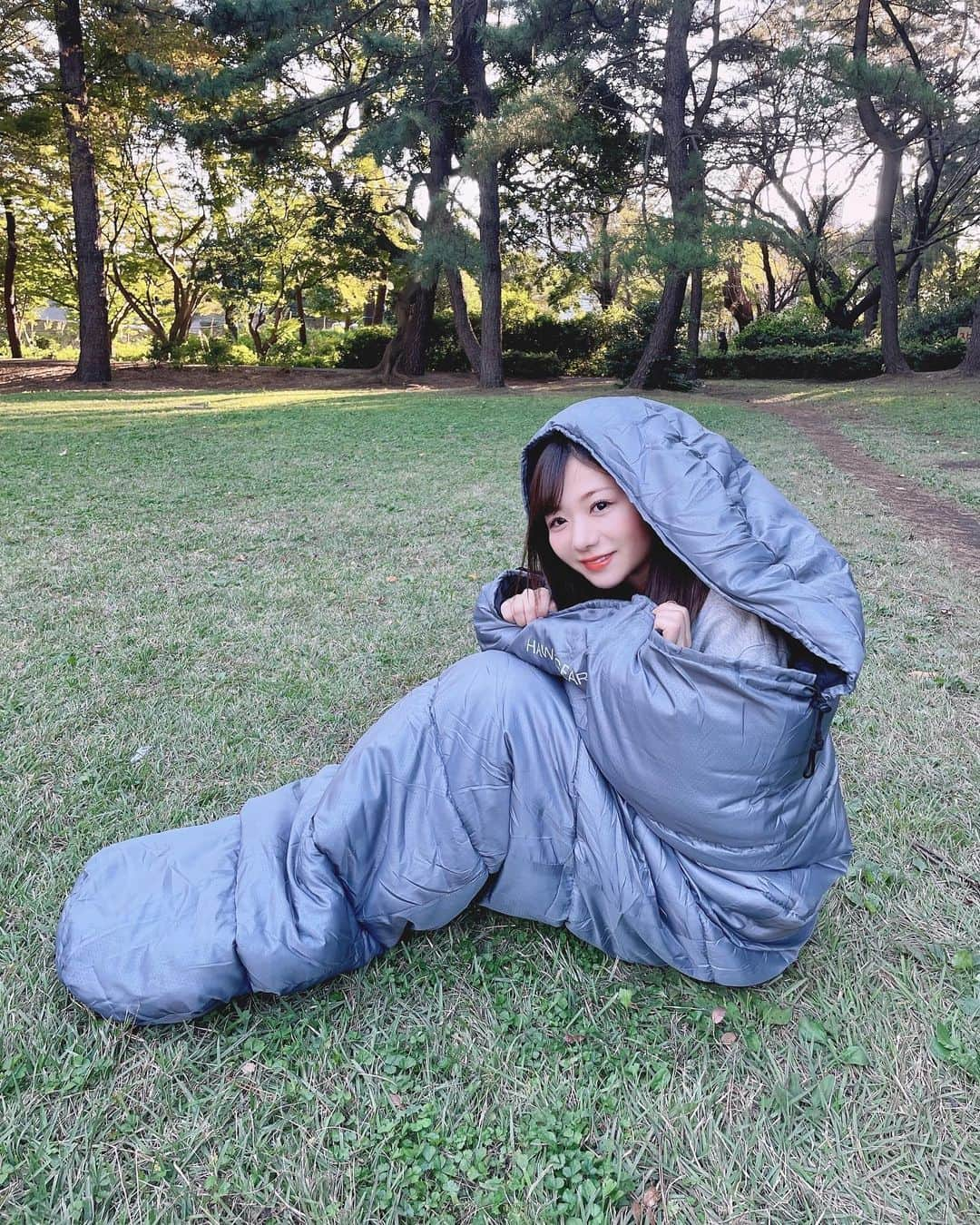 藤崎里菜のインスタグラム：「ドラマ「ゆるキャン△」でも使われている ホークギアの寝袋🏕  私のはグレーなんだけど、 他の色も可愛かった〜(⑅ ́ᵕ ̀⑅)  顔周りを紐で絞れるのであったかいし マイナス15℃まで使えるから防寒性能もバッチリ✌︎  コンパクトなんだけど、意外と大きいので むぎも一緒に入れたよ🐕✨♪  洗濯機で洗えるからお手入れも簡単なのがいい◎  pr @kinjo_riki #ホークギア #初心者キャンプ #シュラフ #冷え対策 #おすすめキャンプギア」