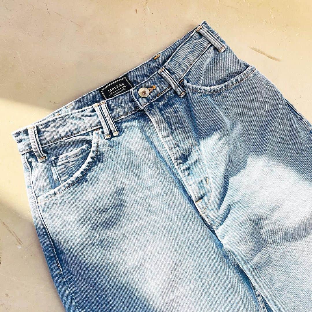 Moname Official Instagramのインスタグラム：「. スタンダードシリーズの新型ブーツカット。 袖が広がり過ぎず、すっきりとしたシルエットなので 女性らしくスタイリッシュな印象になります。 . 【Standard】Boots Cut No.41103307 color.LBL ¥17,600 . #moname #21aw #デニム #コーデ#モナーム #instagramfashion #denim #moname_code #jeans #デニム#ストレッチデニム」