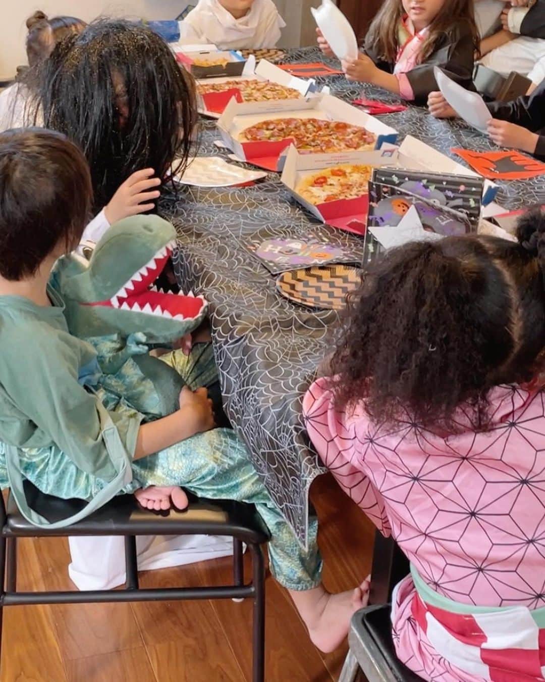 AMOさんのインスタグラム写真 - (AMOInstagram)「🦇🎃🌲🕸🍩 娘の幼稚園のお友だちとのピクニックは アナ 息子のほうの馴染みのメンバーとのパーティーでは、恐竜とティンクで🦖🧚🏻‍♀️ みんなみんな可愛くて愛おしくて😌 今年も楽しい思い出をありがとう、子どもたち  #halloween」11月2日 16時03分 - amo_whale