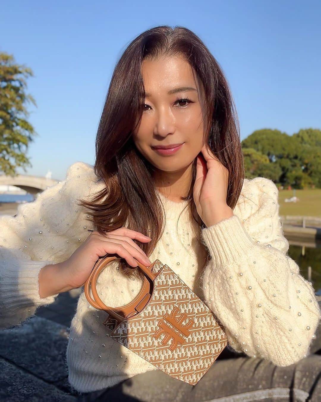 田中浩実さんのインスタグラム写真 - (田中浩実Instagram)「🤍  #おはようございます  リサイクルされたペットボトルなどを使用したサスティナブルなバッグ。 @jwpei_official  ・ スマホや小物を入れるのにちょうど良いサイズ。 ・ ちょっと前までサブバッグは可愛いものが多かったけど、 最近はシックでおしゃれなのを選んでます。 ・ 15％OFFになるクーポンコード 【mi15】有効期限は7日 ・ #JWPEI #ビーガン #JWPEIJP #ファッションバッグ #サスティナブル #バッグ #差し色 #プチバッグ #サブバッグ #ファッションコーデ #レディースファッション #大人女子 #アラフィフコーデ #アラフィフファッション #アラフィフ #大人ファッション #大人コーデ #bag #fashion」11月2日 8時07分 - hiromi.tanaka.japan