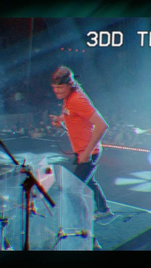 3 Doors Downのインスタグラム：「A BIG and sincere THANK YOU to everyone who attended and ROCKED with us on The Better Life 20th Anniversary Tour! 🤘⁣ ⁣ 🎥: @thebendermatt」