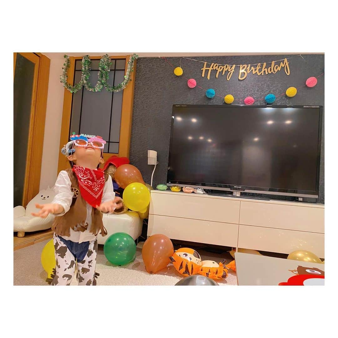 秋元玲奈さんのインスタグラム写真 - (秋元玲奈Instagram)「Happy Birthday my little son🥳🎂❗️❗️ あと少しで、お兄さんに☺️👶👶 きっといいお兄さんになってくれるはず🥰  今年は私が何も準備出来なかったので、代わりに義父母が息子も大満足の素敵な誕生日会にしてくれました☺️✨🎉  #4歳 #4歳誕生日 #11月生まれ」11月2日 8時20分 - rena_akimoto