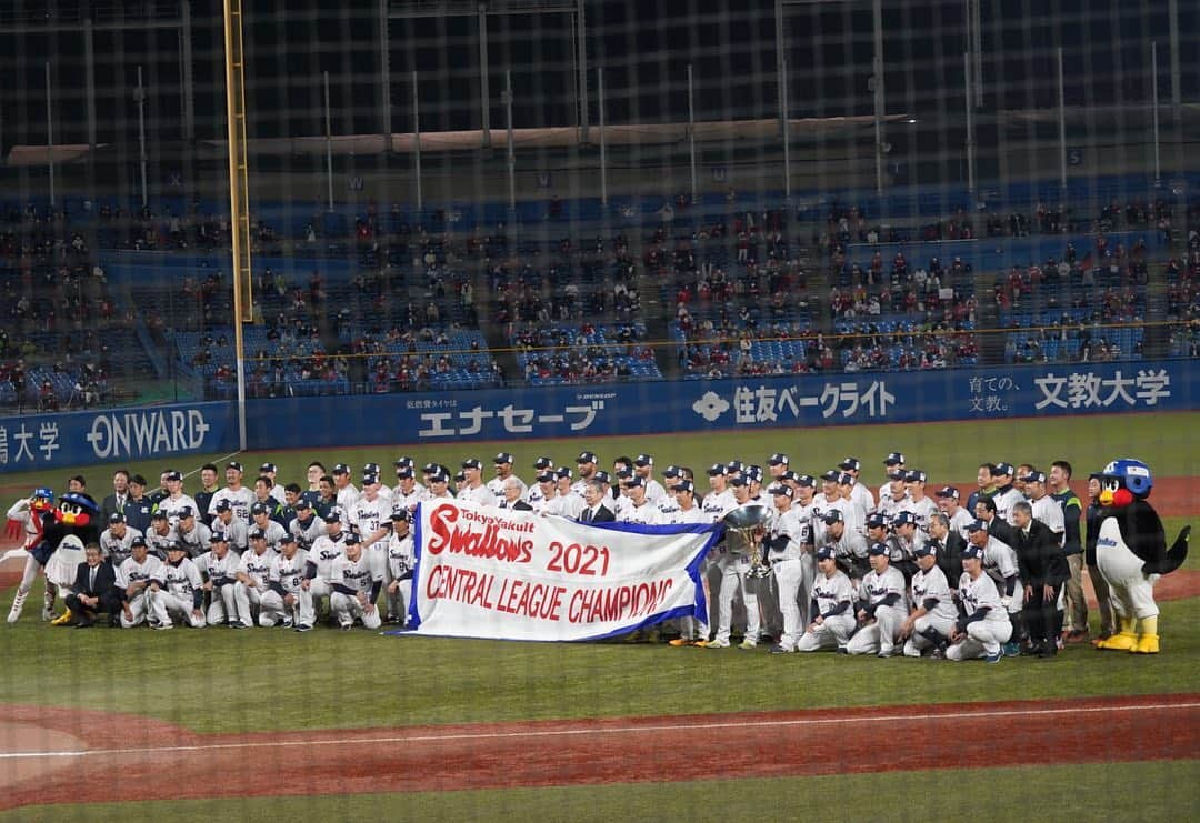 坂元美香さんのインスタグラム写真 - (坂元美香Instagram)「昨日のつづき。  東京ヤクルトスワローズ2021 優勝セレモニーと雄平引退胴上げの写真  あぁ楽しかった😌 今シーズンもわたしの野球インスタに お付き合いいただきまして ありがとうございました！ 推しチームに関係なく、皆さんのコメントを 読むのがすごく楽しかったです。  でも今年はまだ続きます😆 来週のCSチケットも無事取れたので あと少しお付き合いください☺️  年間シートも継続したし、 ファンクラブも更新したし あとは日本一目指して全力応燕するのみ！  #全力応燕 #坂元野球観戦記録 #優勝セレモニー #ヤクルトスワローズ #絶対大丈夫！」11月2日 8時58分 - mika_saka