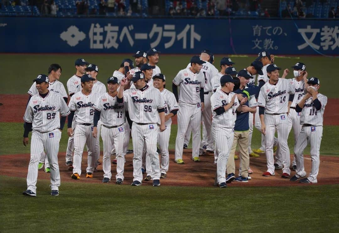 坂元美香さんのインスタグラム写真 - (坂元美香Instagram)「昨日のつづき。  東京ヤクルトスワローズ2021 優勝セレモニーと雄平引退胴上げの写真  あぁ楽しかった😌 今シーズンもわたしの野球インスタに お付き合いいただきまして ありがとうございました！ 推しチームに関係なく、皆さんのコメントを 読むのがすごく楽しかったです。  でも今年はまだ続きます😆 来週のCSチケットも無事取れたので あと少しお付き合いください☺️  年間シートも継続したし、 ファンクラブも更新したし あとは日本一目指して全力応燕するのみ！  #全力応燕 #坂元野球観戦記録 #優勝セレモニー #ヤクルトスワローズ #絶対大丈夫！」11月2日 8時58分 - mika_saka