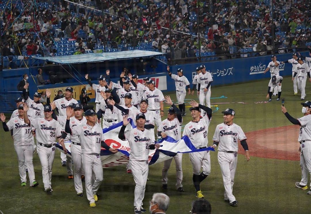 坂元美香さんのインスタグラム写真 - (坂元美香Instagram)「昨日のつづき。  東京ヤクルトスワローズ2021 優勝セレモニーと雄平引退胴上げの写真  あぁ楽しかった😌 今シーズンもわたしの野球インスタに お付き合いいただきまして ありがとうございました！ 推しチームに関係なく、皆さんのコメントを 読むのがすごく楽しかったです。  でも今年はまだ続きます😆 来週のCSチケットも無事取れたので あと少しお付き合いください☺️  年間シートも継続したし、 ファンクラブも更新したし あとは日本一目指して全力応燕するのみ！  #全力応燕 #坂元野球観戦記録 #優勝セレモニー #ヤクルトスワローズ #絶対大丈夫！」11月2日 8時58分 - mika_saka