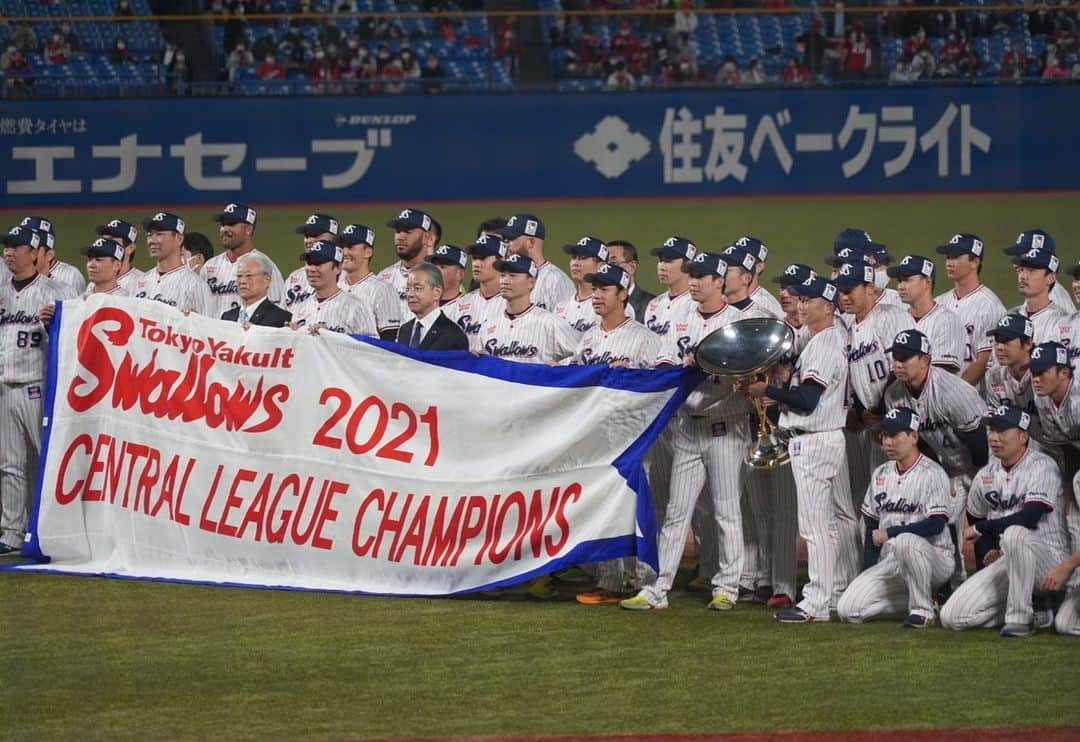 坂元美香さんのインスタグラム写真 - (坂元美香Instagram)「昨日のつづき。  東京ヤクルトスワローズ2021 優勝セレモニーと雄平引退胴上げの写真  あぁ楽しかった😌 今シーズンもわたしの野球インスタに お付き合いいただきまして ありがとうございました！ 推しチームに関係なく、皆さんのコメントを 読むのがすごく楽しかったです。  でも今年はまだ続きます😆 来週のCSチケットも無事取れたので あと少しお付き合いください☺️  年間シートも継続したし、 ファンクラブも更新したし あとは日本一目指して全力応燕するのみ！  #全力応燕 #坂元野球観戦記録 #優勝セレモニー #ヤクルトスワローズ #絶対大丈夫！」11月2日 8時58分 - mika_saka