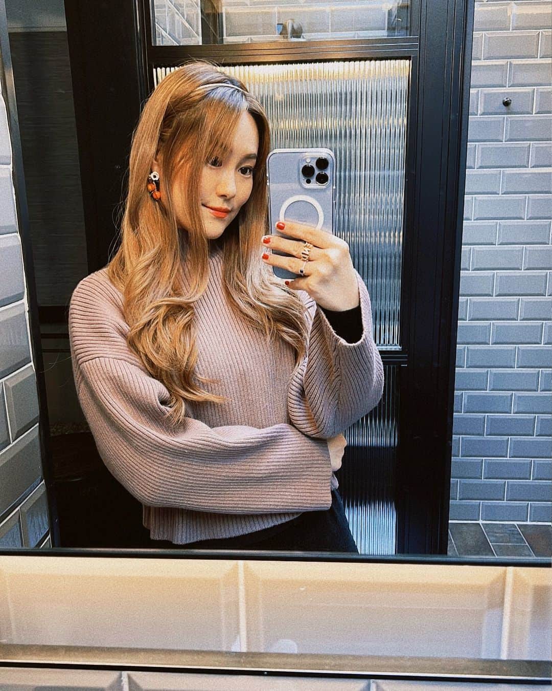のインスタグラム：「最近オレンジが好き🍊🧡 Orange colour is my fav recently!  今月は、今まで編集していなかった動画を沢山出したいので、時間がある時に是非YouTubeチャンネル (Chiaki)に遊びにきてねっ😁❤️ 今日もみんなが健康でいい日を迎えています様に。 . . トップス @zara  指輪 @fendi」