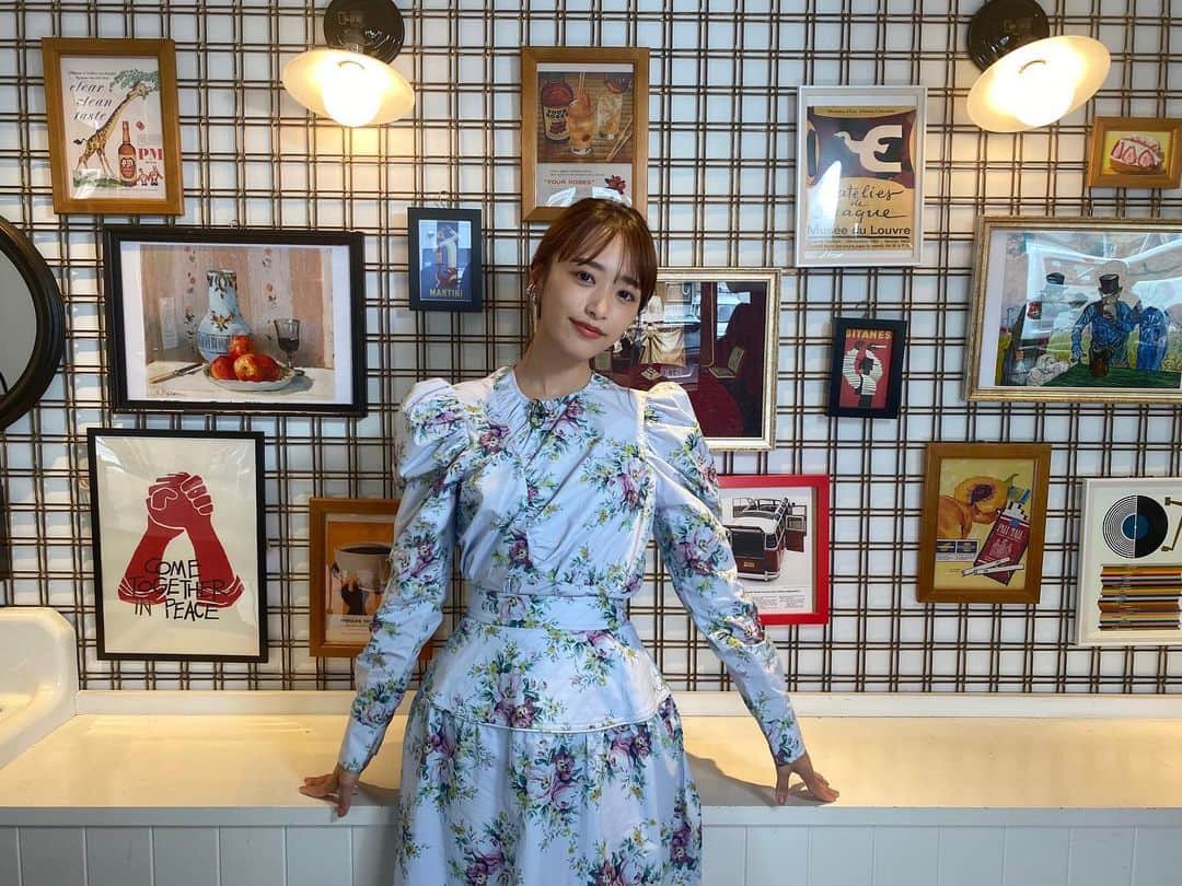近藤千尋のインスタグラム：「TBS『THE STORY』📺💓 見逃した方は TBS公式YouTubeと ディズニープラスのタクシーで ご覧になれます☺️✨✨ 今日乗ったタクシーで見れて 朝から幸せでした😘❤️ タクシーのテレビに映るのが 夢だったのです(リアル)🤤笑  ボリューミーなスカートが可愛かった衣装👚  さ！今日はスロイジ生放送やでやで📺❤️ いってきまーす🚅☀️  セットアップ @ganni  アクセサリー @d.u.e_official @e.m.portrait   シューズ @charleskeith_jp」