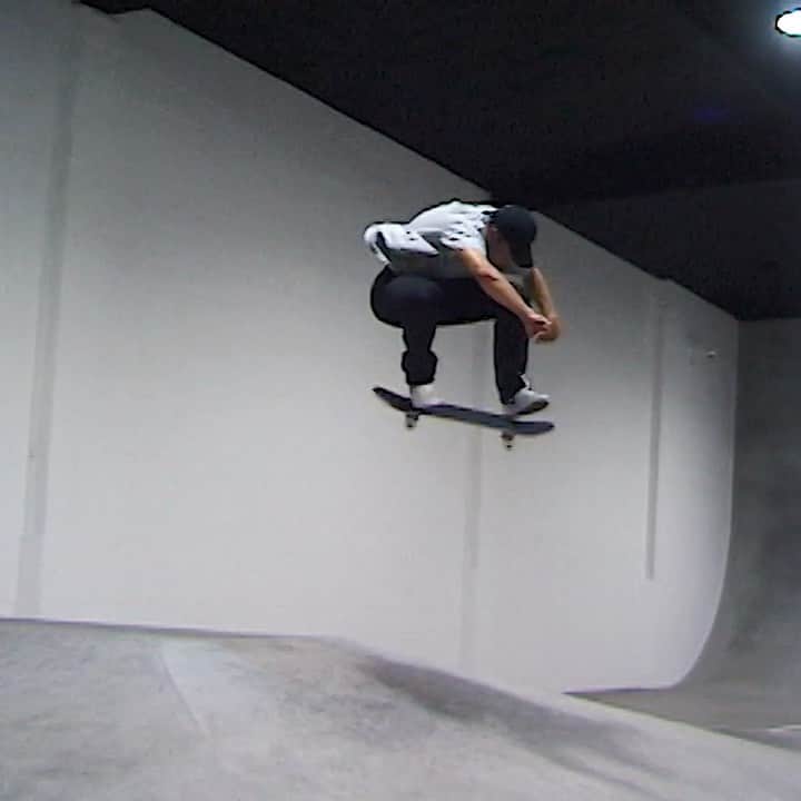 カルロス・リベイロのインスタグラム：「VX- @alan_hannon  #primitiveskatepark」
