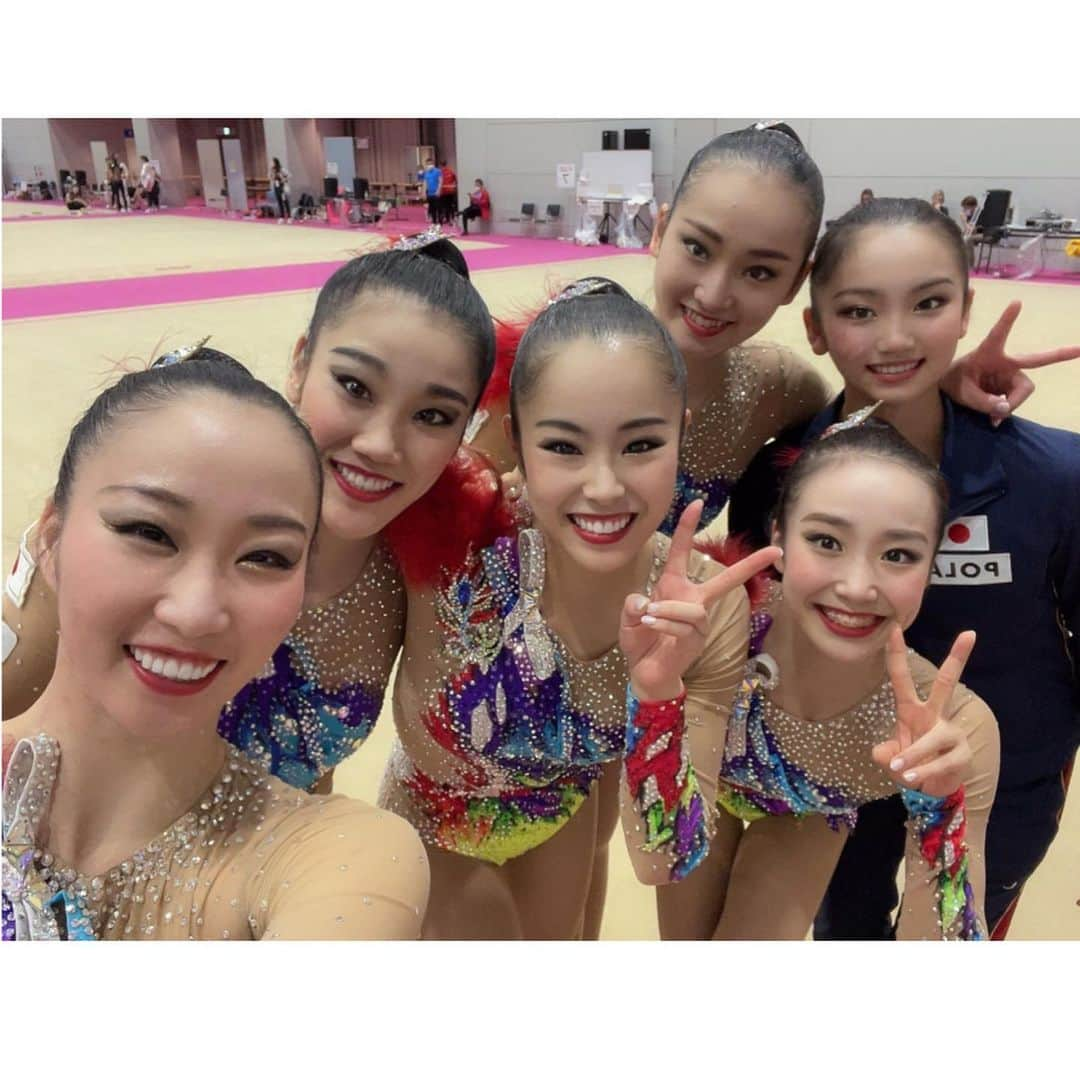 杉本早裕吏さんのインスタグラム写真 - (杉本早裕吏Instagram)「・ ☆World Championships☆  Kitakyushu 2021 沢山の応援とサポートをありがとうございました。 また、遠いところまで足を運んで下さった方々もありがとうございました。  今大会の私達の目標は、“小さな一歩を踏み出すこと”や“立ち上がったフェアリージャパン”を皆さんに見て頂く事でした。私達の姿を見て少しでも伝わっていたら嬉しいです。  この舞台に笑顔で立つことやメダルを獲得することができたのも、福岡県・北九州市の皆様をはじめ、沢山の方々のサポートや応援があったからです。 心から感謝申し上げます。  2年ぶりの有観客での試合はすっごく楽しくて、とても幸せでした。 今後も新体操・フェアリージャパンPOLAの応援を宜しくお願い致します🧚‍♀️ ・ ・ #世界新体操2021  #kitakyushu2021 #新体操 #フェアリージャパンpola  #種目別 #ボール #フープクラブ #銅メダル #小さな一歩 #繋ぐ」11月2日 10時10分 - sayuri0125sugimoto