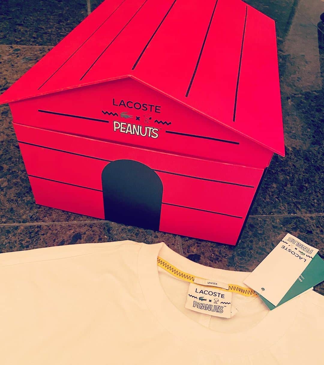田波涼子さんのインスタグラム写真 - (田波涼子Instagram)「LACOSTE✖️PEANUTS🐊❤︎   men'sを選んで着てます。 SNOOPY大好きな子供達は箱を見てテンション上がり、お洋服にも大喜び🎵 やっぱり可愛いねぇ。  ビクのお家も赤くしようかな❤︎  @lacoste  #snoopy  #family #kids  #love  #デザイン最高　 #たまらない　❤︎」11月2日 10時17分 - ryokotanami.idea