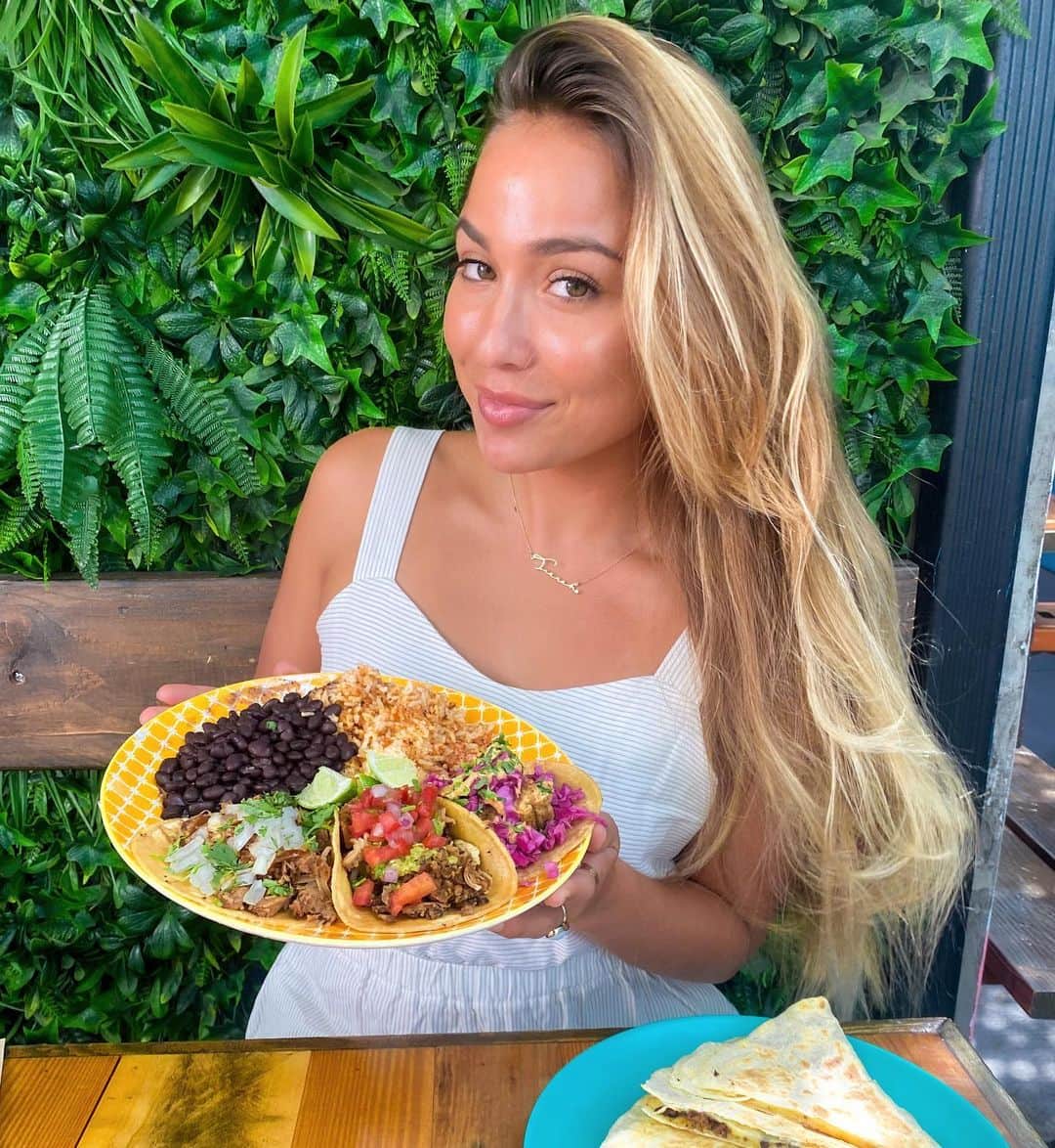 ティア・ブランコのインスタグラム：「Celebrating #worldveganday with some yummy @sugartaco 🌮💚 Eating plant based is more accessible & delicious than it has ever been before. I’ve been traveling the world consistently since I was 16 years old and it’s amazing to see how much food options have evolved in the places I revisit overtime. For example, the first time I went to Europe the food options for vegans were so limited, I would have to pack a separate suitcase of food to make sure I stayed healthy. However, my last trip there I didn’t even have time to visit all the vegan places I wanted to try! It’s important to remind ourselves that as consumers we have power and create demand every single time we sit down for a meal. Go plant based or incorporate vegan meals whenever possible for the animals, your health, and our beautiful planet 🌎🌱」
