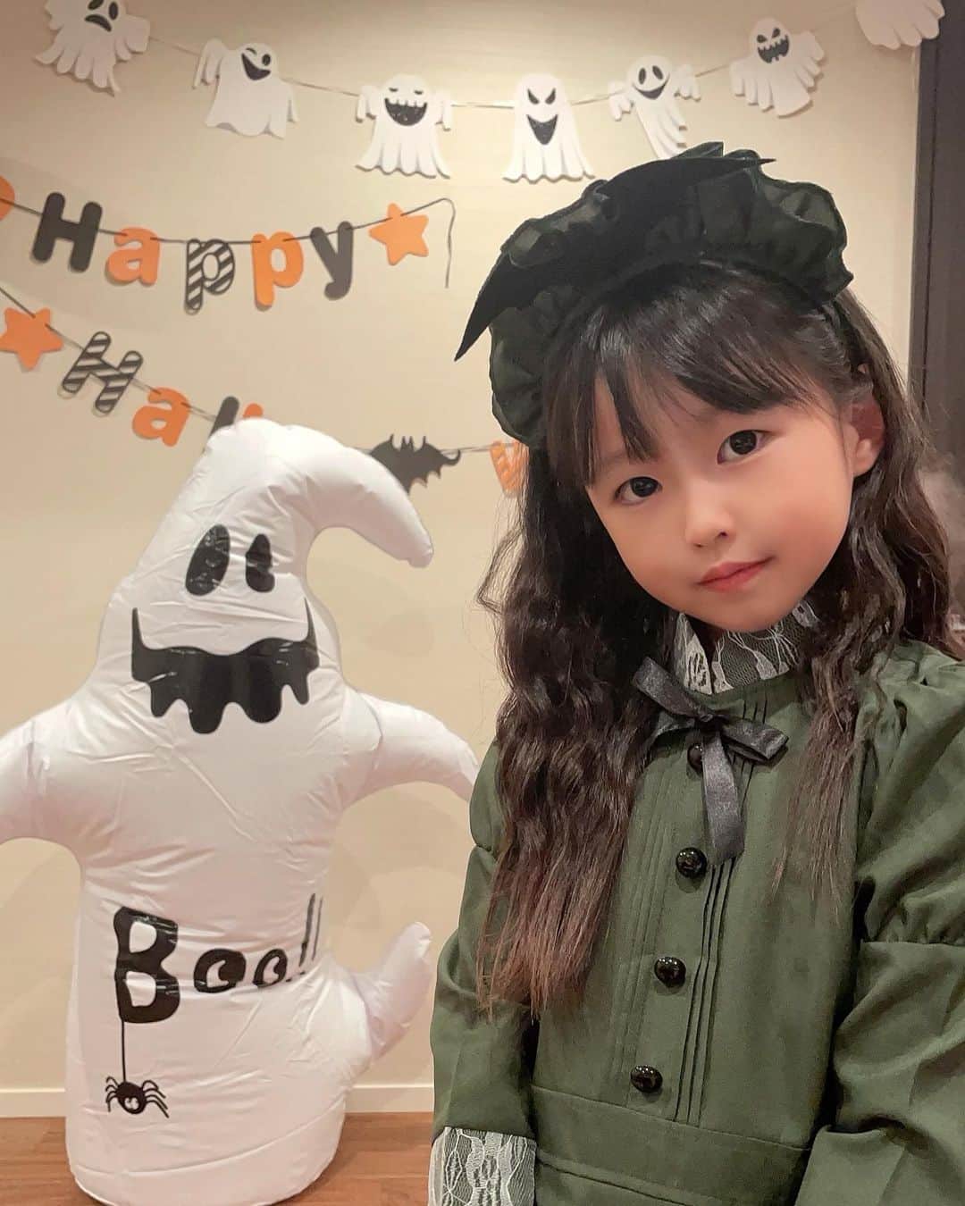 のインスタグラム：「娘とお揃い😈💕  いつの間にか ハロウィンメイクされてて 色んな意味で驚いた👻😂  仲良しちゃんと❤️🐰  #かぼちゃ #ホーンテッドマンション #お揃い  #happyhalloween  #halloween  #boo  #👻　 #飾り  #飾り付け　 #東京　 #写真  #instagram  #fashion #shopping #ootd  #♥️ #Netflix #オススメ #秋 #autumn  #仮装 #魔女 #メイド #ピザ  #🍠 #🎃 #おやすみなさい #美肌 #メイク　 #goodnight」