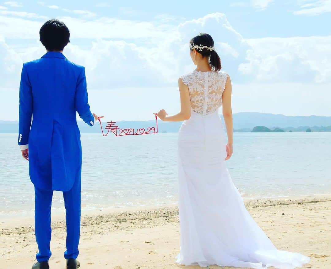 七輝かおるのインスタグラム：「𝟐𝟎𝟐𝟏.𝟏𝟎.𝟐𝟗  𝐅𝐫𝐢 ⁡ 沖縄で結婚式を挙げました👰‍♀️💍🤵‍♂️ ⁡ お天気も良く、暖かく過ごしやすい気候で良かった☀️ ⁡ 綺麗な海に癒されました😆🏝❤️ ⁡ ⁡ まだ写真が出来上がってないけど、どんな感じになってるか楽しみ♫ ⁡ ちなみに載せてる写真達は友人や家族が撮ってくれたものです✌🏻✨ ⁡ また沖縄シリーズ投稿していきます🏝✨  #沖縄 #沖縄ウエディング #沖縄旅行 #結婚式 #リゾートウエディング#リゾート婚 #ビーチフォトウェディング #ウエディング」