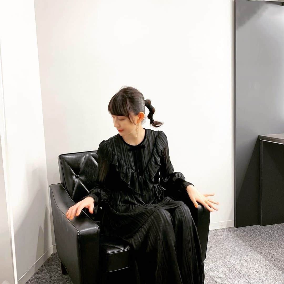 森口瑤子さんのインスタグラム写真 - (森口瑤子Instagram)「. . @jun_ashida_official さんの ブラウスとパンツ。 フォルムが大人可愛い。 そして漆黒がかっこいい。 .  #junashida さん @rabbit.maiko さんの作ってくださったヘアもお気に入り♡  アクセサリー  #dearium」11月2日 11時55分 - yokomoriguchi_official