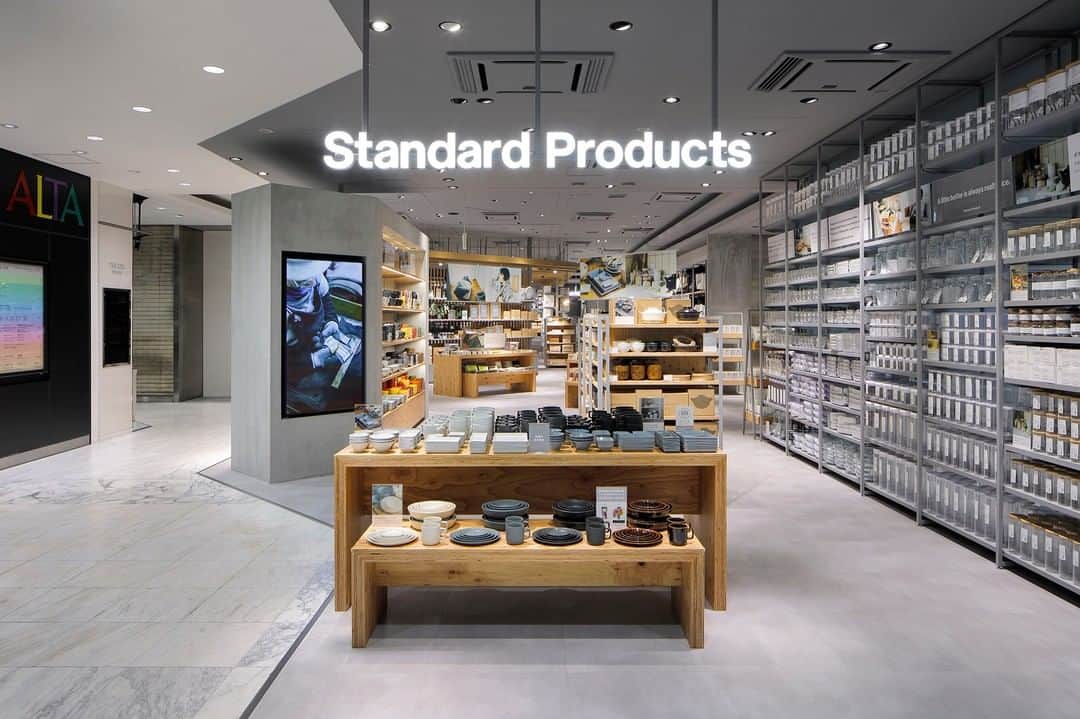 ダイソーさんのインスタグラム写真 - (ダイソーInstagram)「【店舗紹介】 「Standard Products（ @standardproducts_official ）」2号店が、新宿アルタ1Fにオープンしています。  売場面積を1号店（渋谷マークシティ店）の1.5倍に広げ、人気の「岐阜県関市の包丁」や、食器の新商品、国産の木材・間伐材を使用したアイテムなど約2,000の豊富な品揃えでゆったりとお買い物を楽しんでいただけます。 ぜひご来店くださいませ。  Standard Products 新宿アルタ店 営業時間：11:00～20:30 ※新型コロナウイルス感染拡大防止のため変更の場合有 休業日：新宿アルタに準じる 住所：東京都新宿区新宿3-24-3 新宿アルタ1F  #ちょっといいのがずっといい #standardproducts #スタンダードプロダクツ #ちょっといいのがずっといい #新宿アルタ #新宿」11月2日 12時01分 - daiso_official